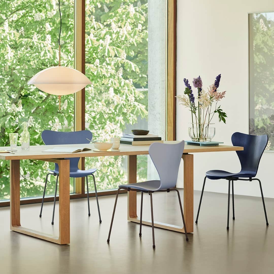フリッツハンセンさんのインスタグラム写真 - (フリッツハンセンInstagram)「Series 7™ chairs in 3 new shades of soothing blue from the new colour palette by Fritz Hansen and @carlasozzani  Explore more via link i bio.  #fritzhansen #series7 #arnejacobsen #series7newcolours #chairs #danishdesign #interior #デンマークデザイン  #프리츠한센 #フリッツハンセン」9月4日 16時00分 - fritzhansen