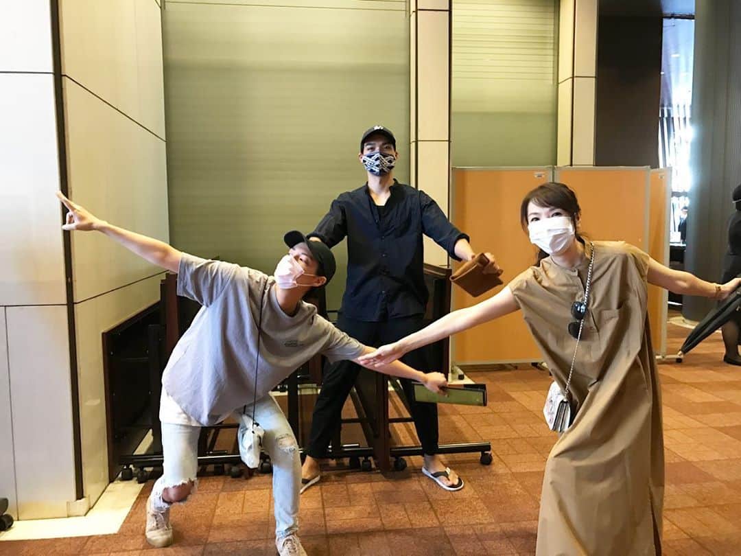 土井ケイトのインスタグラム：「今日は芸劇で #violet を観劇してきました。我らが姉の樹里姉と我らが夫の章平で我らが妹ふうかの応援団。ふうか本当素晴らしかったです。ロンドン版を約1年前に観て。で今日。心が洗われました。魂が真っ正面からぶつかってくる。音楽でまた涙。そーしゃるでぃすたんしんぐ。」