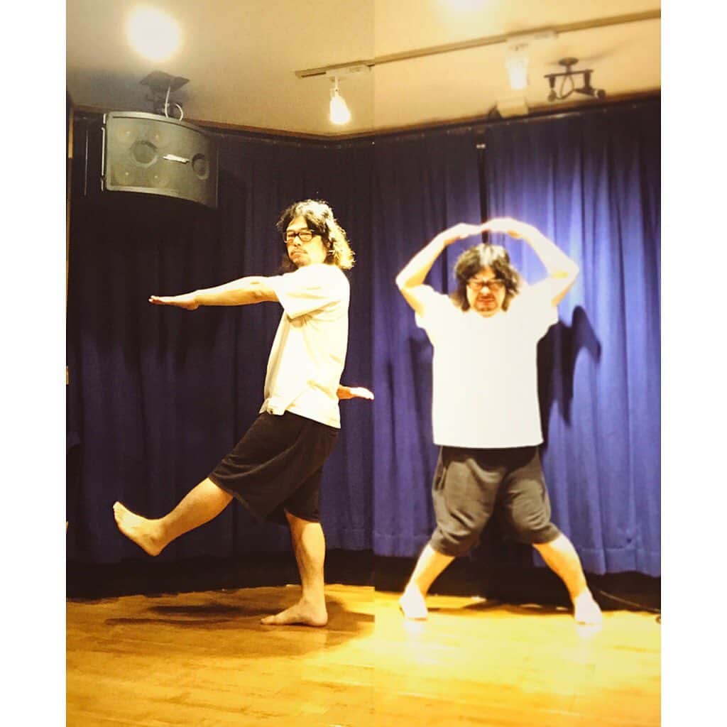 マキシマム ザ ホルモンのインスタグラム：「今日は「DRAGONASH LIVE "DEPARTURE"」の日。7人でのラストライブ。遂に来てしまったか…。けど、悲しみではなく晴れやかな気持ちで、イベント名にも刻まれているようにATSUSHIとDRI-Vさん、そして5人の新たな出発・門出へ最大級の思いを込めて……。byダイスケはん  #dragonash #departure #TIM #ゴルゴ津田 #レッド津田 #ひとりTIM #お花に添えた質問メッセージに関して近日中に回答がなければチコちゃんに叱られるに投稿します」