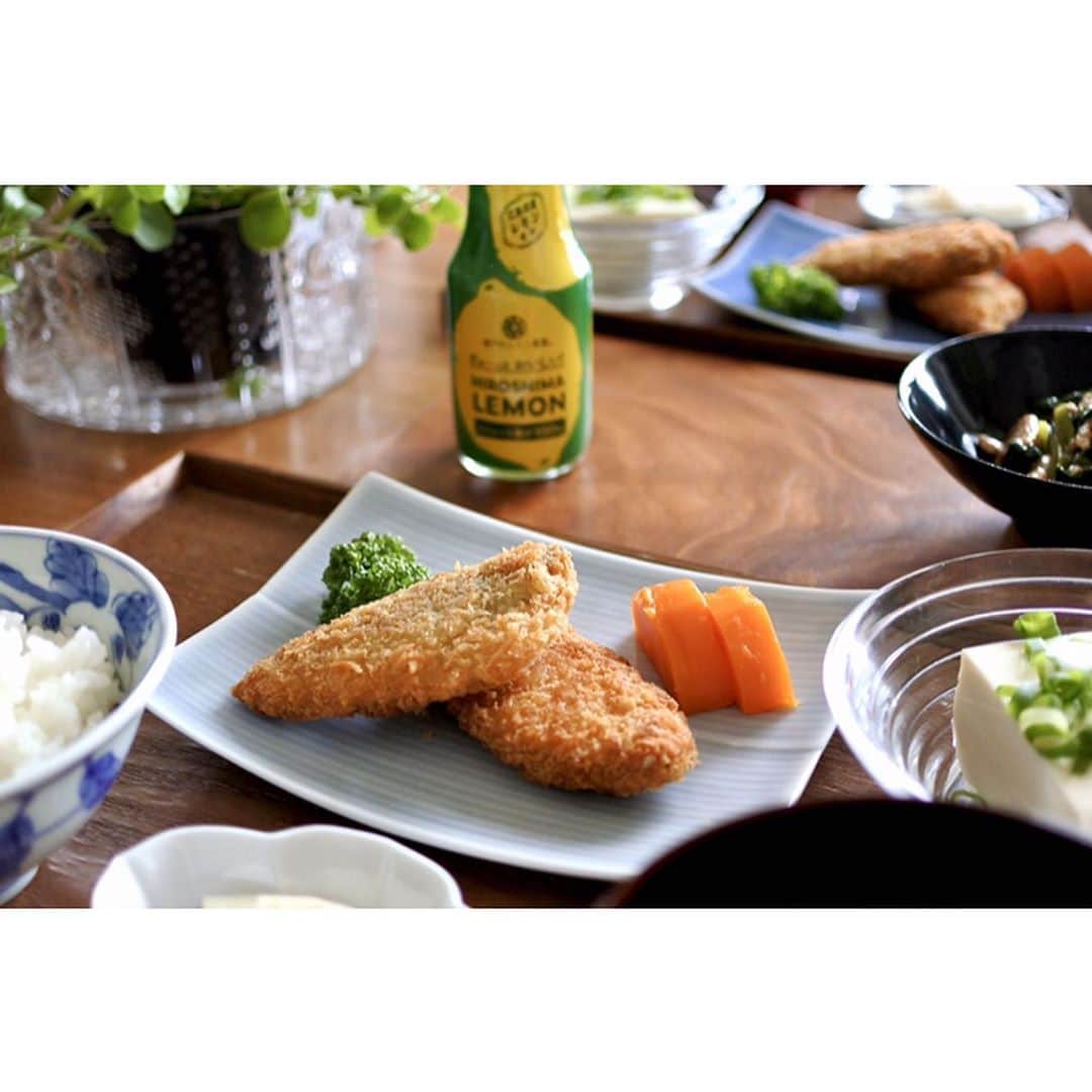 瀬戸内レモン農園さんのインスタグラム写真 - (瀬戸内レモン農園Instagram)「. こんにちは☺️ いつもご覧いただきありがとうございます！  日中はまだまだ暑い日が続いてますね💦 そんな時はレモンの爽やかな酸味が恋しくなります♪( ´▽｀) ﻿  HIROSHIMA LEMON ストレート果汁100%は広島県産のレモンを丸ごと皮ごと絞った、100%ストレート果汁です🍋🍋🍋﻿ 丸ごと絞ることでレモン本来の風味と香りをいかしたレモン感のある混濁果汁に仕上がりました。﻿ ﻿ ﻿ 【オススメの楽しみ方】﻿ ・レモン水やレモネードに！﻿ ・お酒に合わせて、レモンサワーに。﻿ ・焼き魚やお刺身に。﻿ ・海老天などの天ぷらには、塩と一緒に。﻿  ﻿ ぜひお試しください🥳﻿ ﻿ 通販サイトでも好評発売中﻿ HIROSHIMA LEMON ストレート果汁100%﻿ 100g／350円（税抜）﻿ https://setouchi-lemon.jp﻿ ﻿ ﻿ ﻿ #瀬戸内レモン農園 #ヤマトフーズ #瀬戸内レモン #広島 #レモン果汁 #レモン #LEMON #檸檬 #おすすめ商品 #カルパッチョ #レモン水」9月4日 16時10分 - yamatofoods