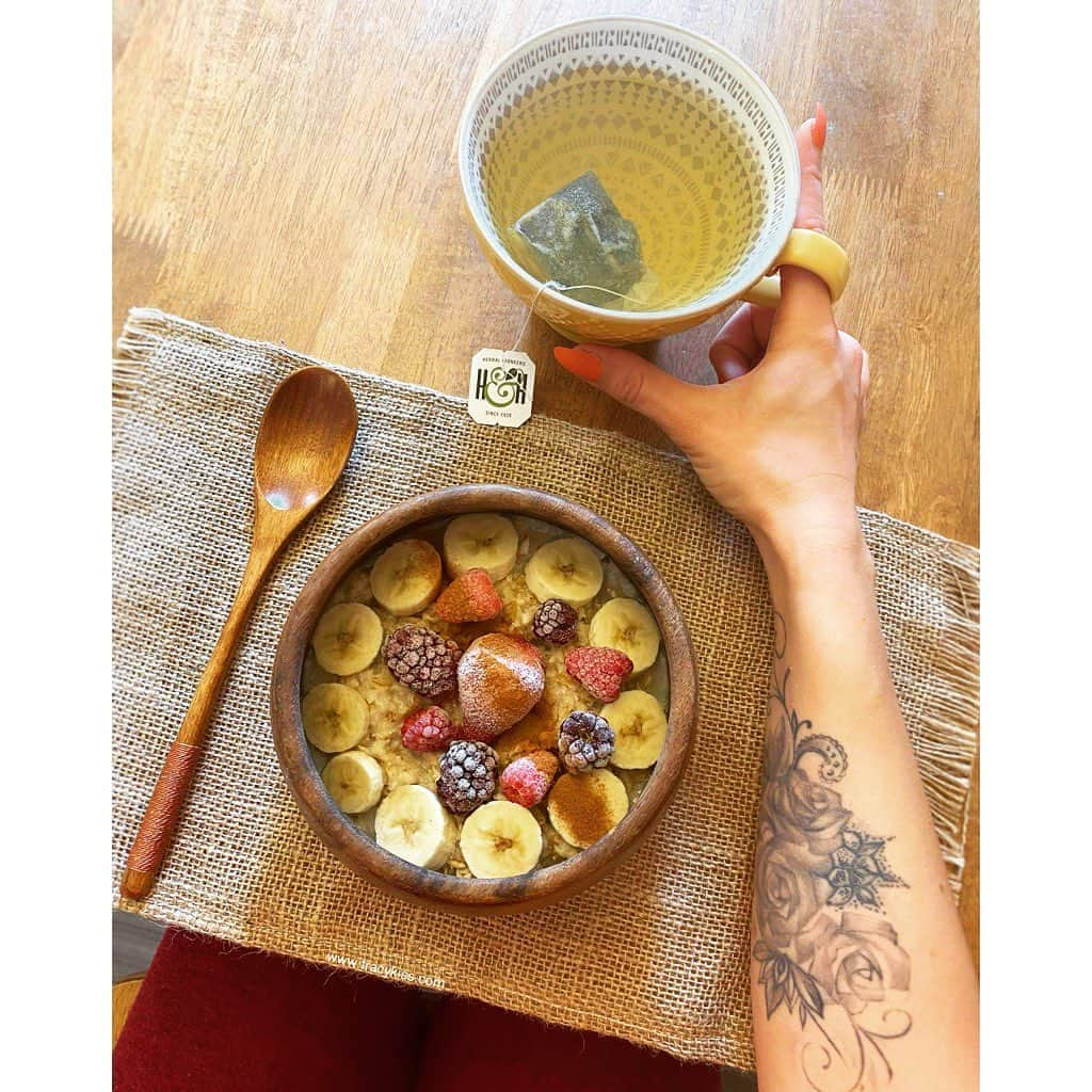 トレーシー・キスさんのインスタグラム写真 - (トレーシー・キスInstagram)「Waking up to a bright and chilly morning, it’s lovely to put on the kettle, pour myself a herbal tea and cook some warming vegan gluten free oats topped with frozen summer berries and cinnamon as I watch the news waiting for the world to wake up. My children are now back to school and it’s the first time in a very long time that life is starting to resemble “normal” again. To have a more recognisable routine, layout and structure to the day. Working from home and home schooling has been challenging at times, yet it’s given me the most beautiful memories with my family that I would never have had because life passes us by so fast. Now I’m excited to begin the next chapter of my journey in meditation and yoga instructing and I couldn’t be more excited! Everything happens for a reason my darlings, the comeback will always be greater than the setback 🙏🏼 #newbeginnings #glutenfree #nutrition #healthybreakfast #deliciousandnutritious」9月4日 16時20分 - tracykissdotcom