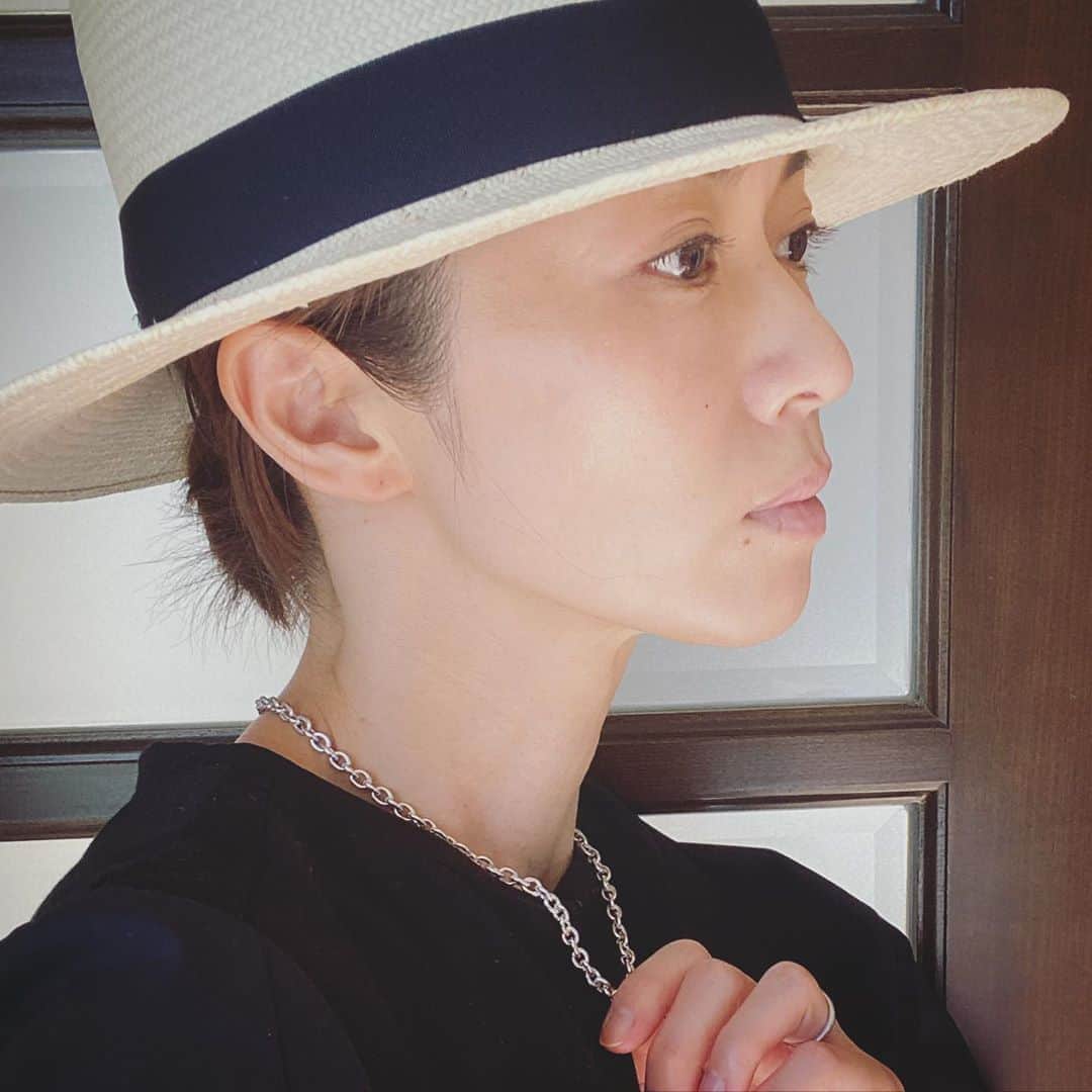 畑野ひろ子のインスタグラム：「ずっとキャップが多かったけど、髪が伸びてきたので、久しぶりにハットを👒」