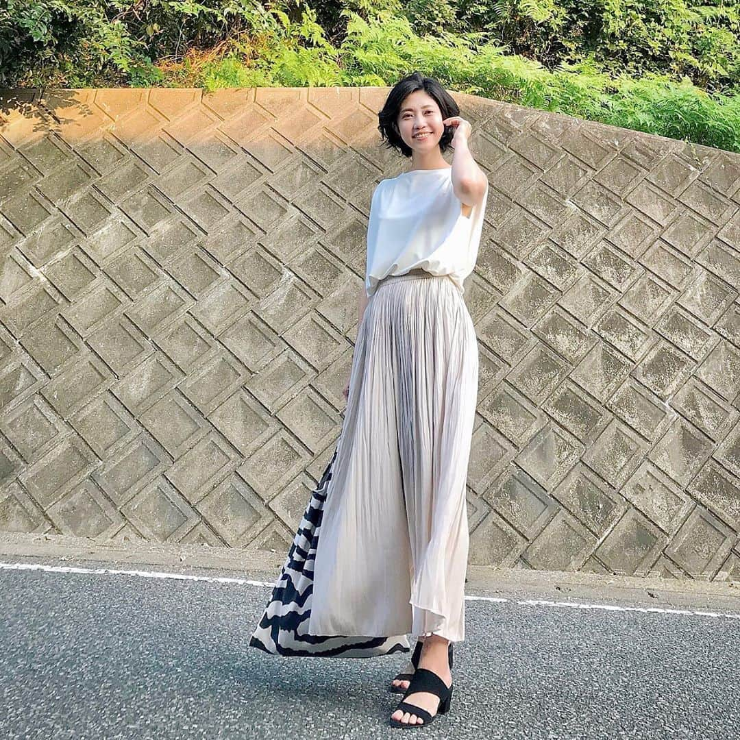 ryo0809appleのインスタグラム：「#coordinate ・ ・ ・ @uniqlo のこの組み合わせがラクできれいめに見えるので、忙しい朝に何着ようって考えなくて済むのはホント助かる🙂 トップス4色持ってるから、とりあえず4パターンはイケる🤣🤣 ・ ・ 一目惚れして発売日に珍しく即決で購入した @coca_official_store のアニマル柄バッグ🦓 小物ならアニマル柄も取り入れやすい❤︎ ・ ・ ・ #服記録 #プチプラコーデ #プチプラ #プチプラファッション #ママコーデ #ママファッション #アラフォーコーデ #40代コーデ #アラフォーママ #kaumo_fashion #locari #ponte_fashion #mineby3mootd #ママスタ夏コーデ #高身長コーデ #夏コーデ #きれいめカジュアル #大人カジュアルコーデ  #uniqlo #ユニクロ #ユニジョ #ユニクロきれいめ部 #上下ユニクロ部 #ワッシャーサテンスカートパンツ #coca_code #アニマル柄バッグ」