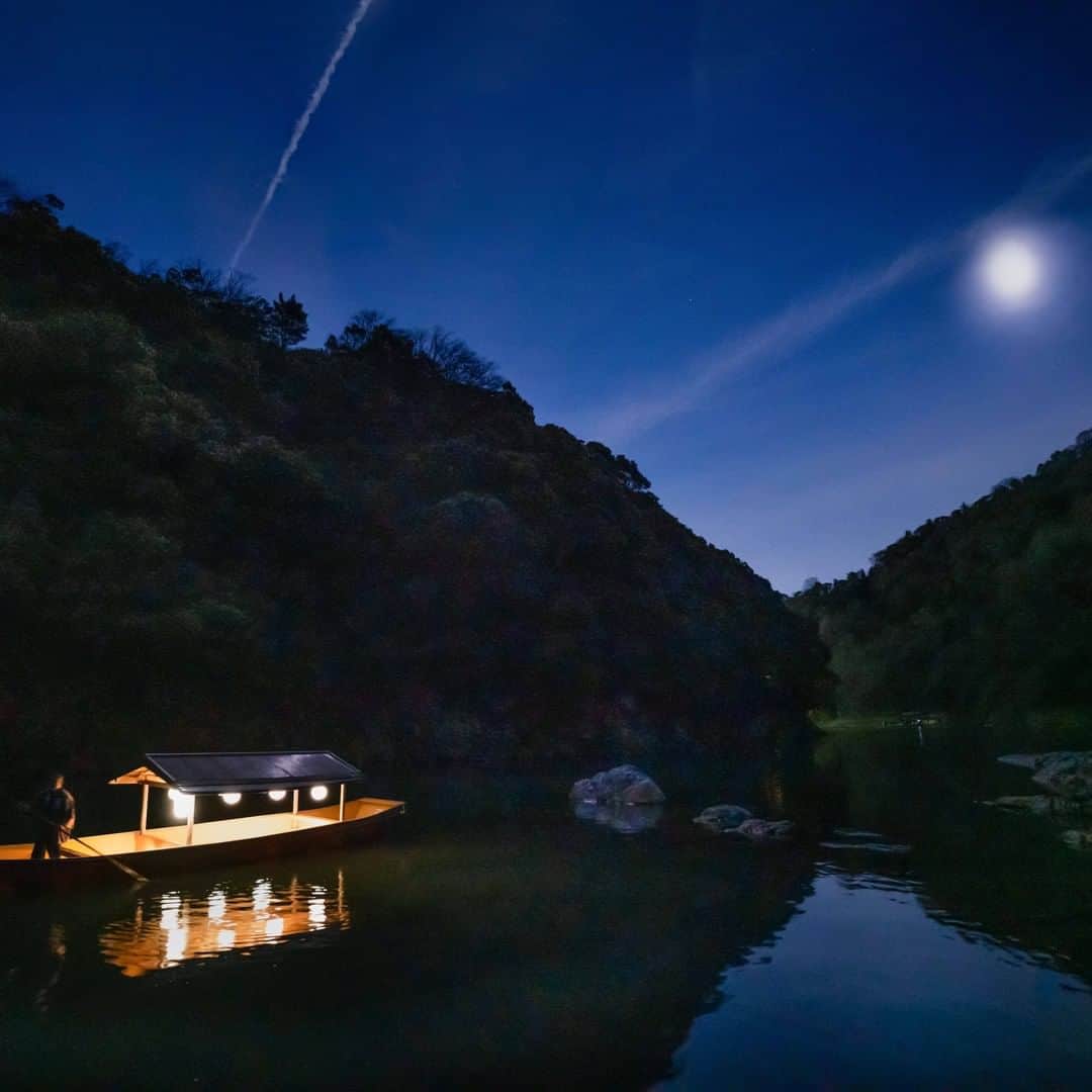 星野リゾートさんのインスタグラム写真 - (星野リゾートInstagram)「【嵐山の風景を楽しめる屋形舟が運行開始】  Absorb the landscapes of Arashiyama on Yakata-bune (roofed boat).  京都府・嵐山にある全室リバービューの旅館「星のや京都」は、嵐山の風景を楽しむための雅な屋形舟「翡翠」の運航を開始しました。屋根には、白から透明に色を切り替えることができる特殊ガラスがはめ込まれ、渓谷の上流と下流で二通りの景色を切り取ることができます。  また、京都の職人技の粋を集めた内装で、平安絵巻さながらの優雅な時間を過ごすことが可能です。季節や時間帯ごとにさまざまな表情をみせる嵐山の渓谷の風景を愛でながら、野点で抹茶を楽しむなど、プライベート感ある空間で、思い思いにお寛ぎください。  #HoshinoResorts #星野リゾート #hoshinoya #星のや #hoshinoyaKyoto #星のや京都 #Kyoto #Arashiyama #京都 #京都府 #嵐山 #京都旅行 #KyotoTrip #Kyotohotel  #luxuryresort #JapaneseHotels #travelJapan #ig_Japan  #JapanTravel」9月4日 16時20分 - hoshinoresorts.official