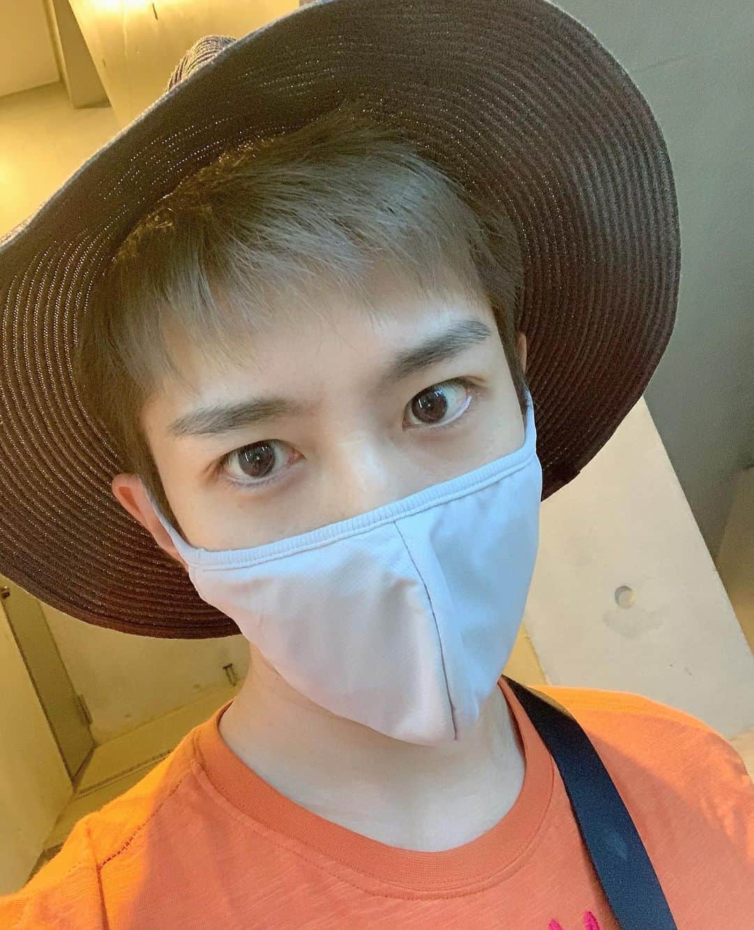 みなみりょうのインスタグラム：「さっぱり☻ どんどん髪短くなってくる笑 #短髪#短髪男子#グレー#南青山#散髪#美容院」