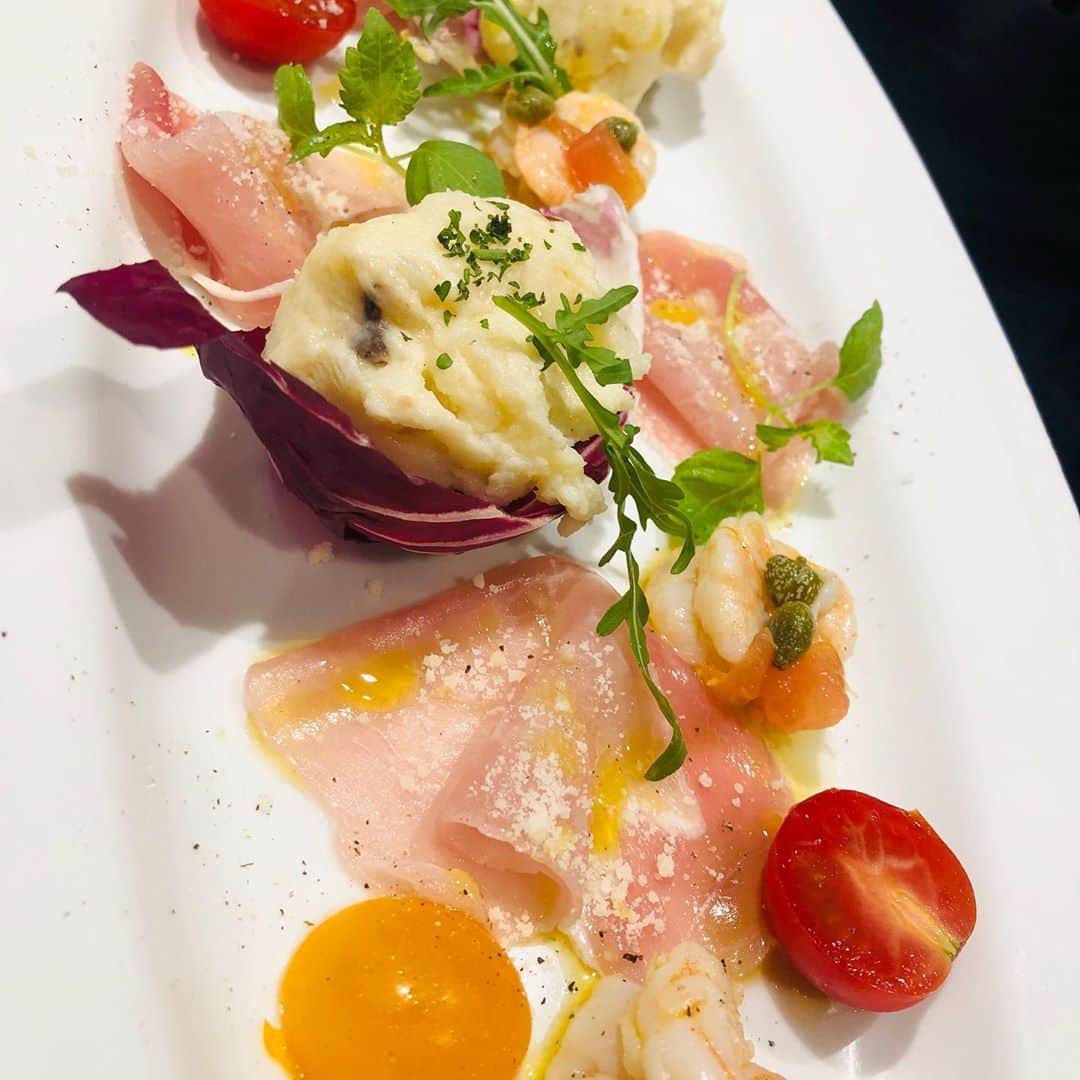 のインスタグラム：「前菜の盛り合わせ こちらはシェアして頂くタイプです✨ 内容は気まぐれに変わります！  #sdining#Sdining#イタリアン#オマール#オマール海老#HEP観覧車#夜景#極上夜景#パノラマ夜景#誕生日#記念日#デート#サプライズ#カップル#阪急32番街#阪急グランドビル30階#シーフード#トラットリア#梅田#大阪」