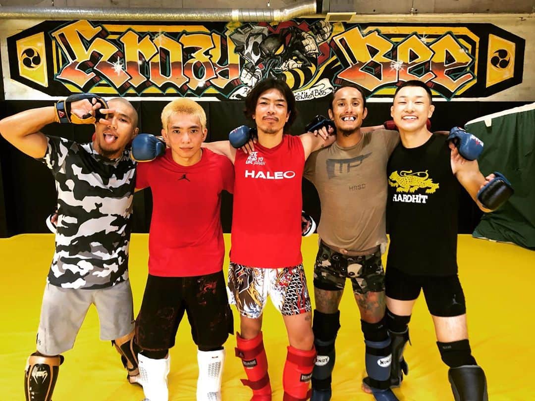 のインスタグラム：「幸せだバカヤロー #fam @krazybee_official #happyfuckinglifewelive」