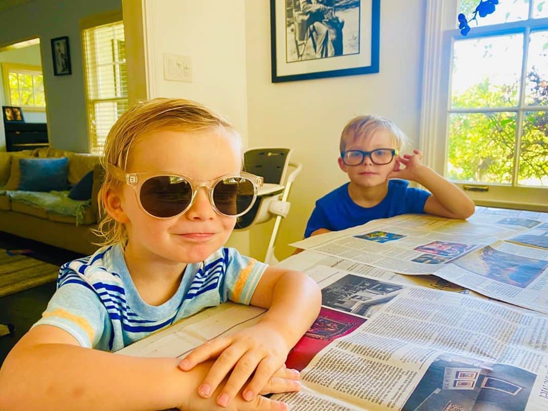 のインスタグラム：「Heated debate about some of the articles in the New York Times on Sunday. You should hear what Leo says about Maureen Dowd. Flynn boldly declared everything’s gone to shit since Edward R Murrow died. I’m inclined to agree.」