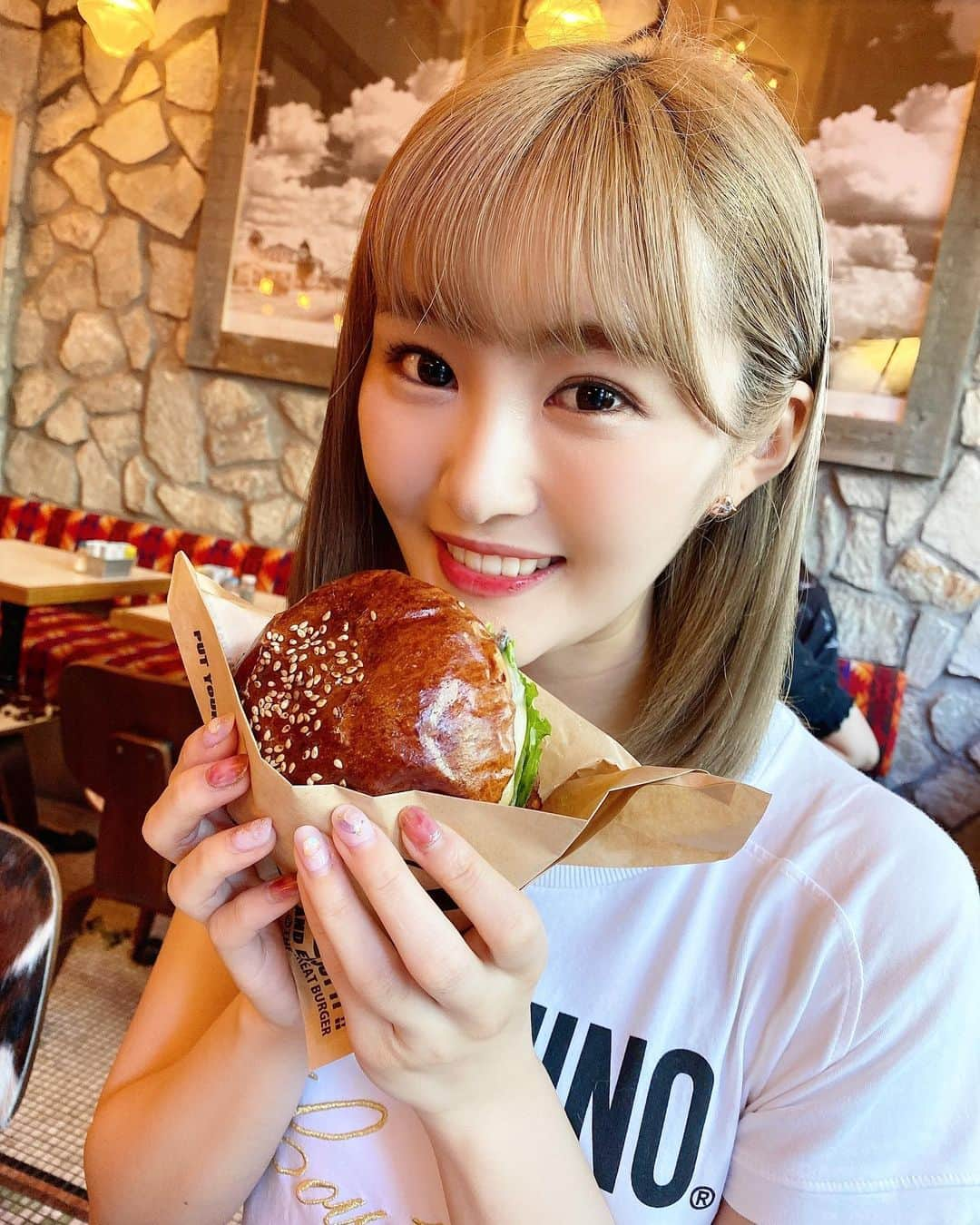 川上礼奈さんのインスタグラム写真 - (川上礼奈Instagram)「. 大好きなハンバーガー食べた🍔✨ 美味しすぎてほっぺ落ちた🤤🤍 ストロベリースムージー最高に美味しかったよ〜🍓 お腹いっぱい！幸せ！❤️ 話は変わりますが髪色抜けちゃってめっちゃ明るい😳 @the_great_burger_stand  #thegreatburgerstand  #渋谷ランチ #渋谷ストリーム」9月4日 16時25分 - kawakami_rena