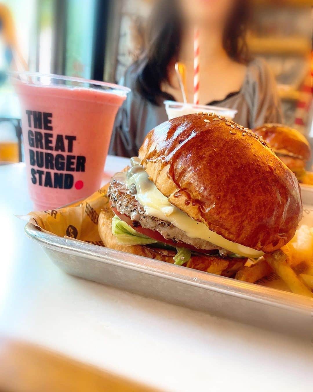 川上礼奈さんのインスタグラム写真 - (川上礼奈Instagram)「. 大好きなハンバーガー食べた🍔✨ 美味しすぎてほっぺ落ちた🤤🤍 ストロベリースムージー最高に美味しかったよ〜🍓 お腹いっぱい！幸せ！❤️ 話は変わりますが髪色抜けちゃってめっちゃ明るい😳 @the_great_burger_stand  #thegreatburgerstand  #渋谷ランチ #渋谷ストリーム」9月4日 16時25分 - kawakami_rena