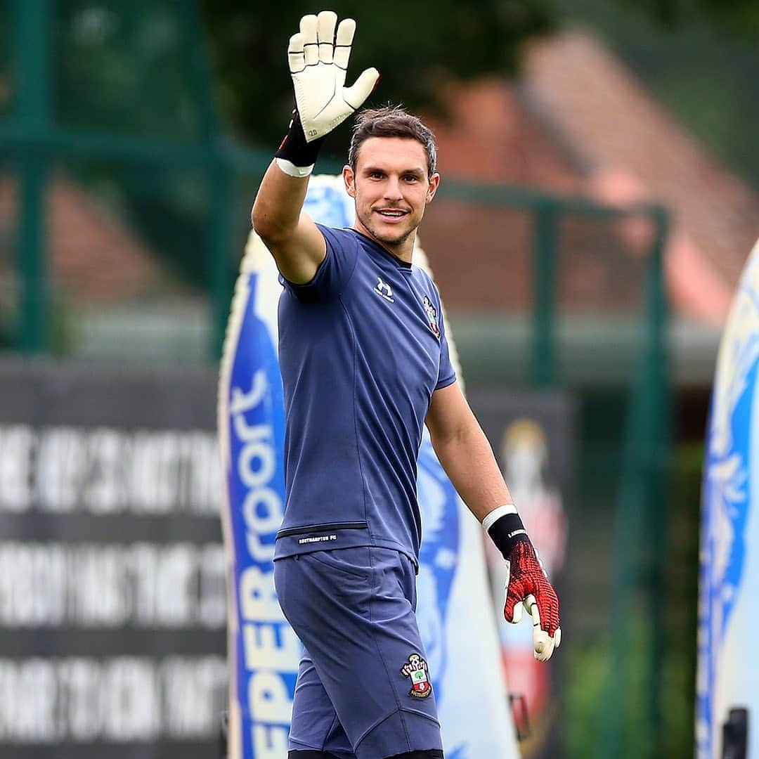 サウサンプトンFCさんのインスタグラム写真 - (サウサンプトンFCInstagram)「Waving in the weekend! 👋 #FridayFeeling」9月4日 16時39分 - southamptonfc