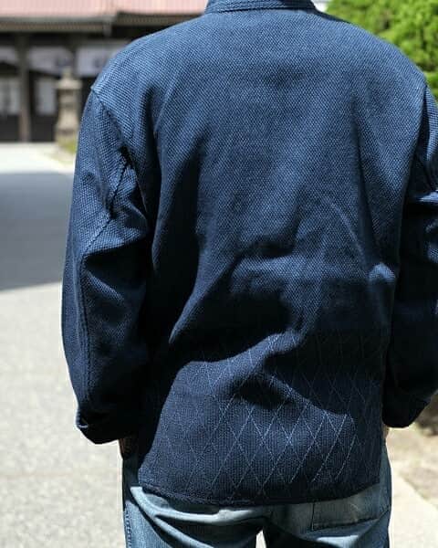 Deepinsideinc.com Storeさんのインスタグラム写真 - (Deepinsideinc.com StoreInstagram)「日本古来から、  剣道着や柔道着、  作業着としても使われてきた、  刺子織り。  そんな伝統的な民藝と、  他の国のワークジャケットをミックス。  トレンドとはまた違う洋服の魅力です。  #porterclassic #ポータークラシック #kendo  #刺し子　#japan @porter_classic_news」9月4日 16時31分 - deepinsideinc.comstore_men