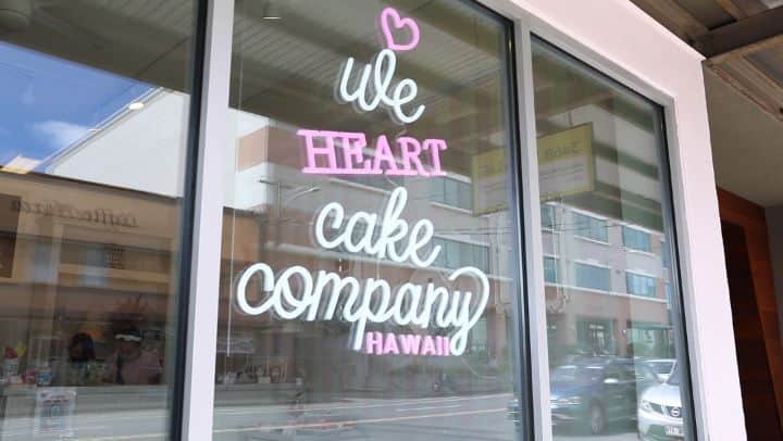 マヤ アリーナのインスタグラム：「「サポート・ローカル・ハワイ」第8エピソードはWe Heart Cake Company! Popoki+Teaのエピソードで紹介した猫クッキー覚えてる？そのクッキーをデザインしたのかWe Heart Cake Company! カイムキにあるこのベーカリーのケーキやカップケーキは本当に可愛くて、美味しい。デザインセンスが凄い！だれにラブレター送ろうかな〜🥰 Youtubeで完全エピソード見れるよ！リンクはプロフィールに入ってまーす⤴️  Episode 8 of Support Local Hawai’i is all things sweet! This cute bakery in Kaimuki creates adorable and delicious cakes, cupcakes & sweet treats. From birthdays to wedding cakes, definitely keep them in mind for your next special occasion. Or maybe send a friend or family member a “love letter.” Quarantine can’t take away our sweets 😋 Full link in bio.   Special thanks to: @weheartcakecompany  www.weheartcakecompany.com  📷: @norihasunuma3953 @linomodel_agency」