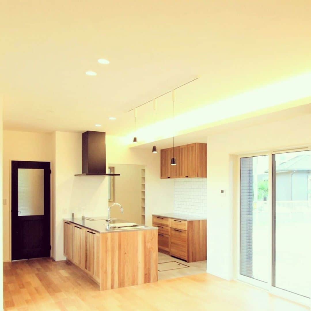 井上建設株式会社（下関）のインスタグラム：「#inouek #woodone #kitchin #wood #pendantlight」