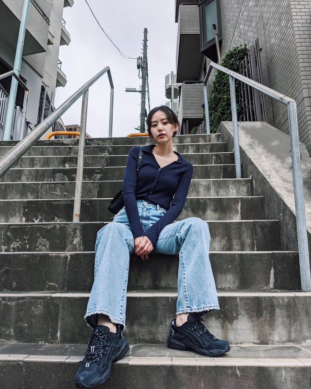 Shiho Sasakiのインスタグラム：「MOUSSY✖︎asics のコラボスニーカーが遂に発売しました👟 オールブラックの洗練されたワンカラー🐼 そしてとにかく軽量で履きやすい✨ 履いた感じ、サイズは普段と同じサイズで大丈夫そうです✌️ シューレースは2種類付いてきます⭕️ ご紹介する為にあえて左右アシンメトリーで付けてみました🕊 スニーカーにJeansコーデはやはり最強だね🌼 #MOUSSY#MOUSSYSNAP#ASICS#ASICSSportStyle#MOUSSY_ASICS#kayano5og」