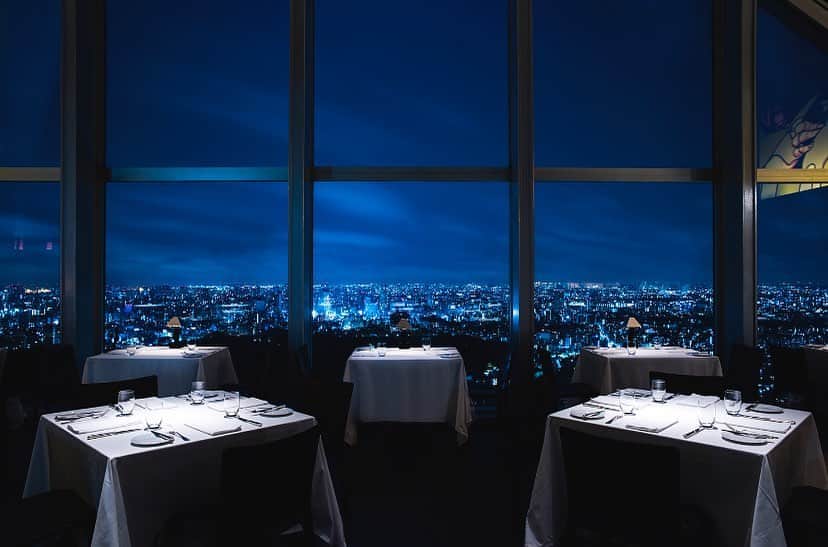 Park Hyatt Tokyo / パーク ハイアット東京さんのインスタグラム写真 - (Park Hyatt Tokyo / パーク ハイアット東京Instagram)「An evening overlooking Tokyo’s glistening skyline is the perfect way to end the week. New York Grill’s picturesque city views only add to the venue’s overall chic and upscale ambiance. Now, with #DineLocal, World of Hyatt members can earn 3X points even when not staying the night. https://bit.ly/2EZOvHt  . #parkhyatttokyo  #パークハイアット東京  #NewYorkGrill  #Tokyo  #Shinjuku  #worldofhyatt  #ワールドオブハイアット  #ニューヨークグリル #luxuryispersonal  @hyatt  @parkhyatt」9月4日 16時51分 - parkhyatttokyo