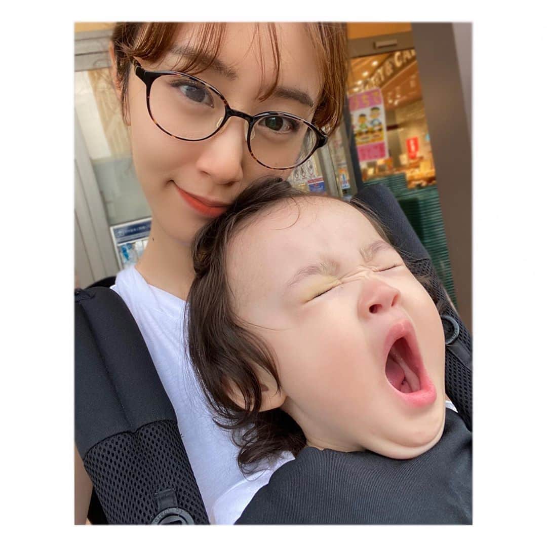 のインスタグラム：「なんちゅー瞬間📸🤣 一生懸命おすまし顔してる母の横で、娘よ、あくびするタイミング狙ったよね❓🥱笑 ・ ママは最近目の調子が悪くてコンタクトつけられないのでガチ眼鏡で失礼しまーす🙋‍♀️   #おやばか部  #親バカ  #1歳　#女の子ベビー  #新米ママ #女の子のママ #女の子ママ #1yearsold  #赤ちゃんのいる暮らし #赤ちゃんのいる生活 #ままのて #ベビーグラム  #赤ちゃんとママ #ベビー #親バカ部 　#成長記録　#育児記録 #コドモノ #ママリ #ベビライフ #ベビメモリ  #ベビスタグラム #ママカメラ #ベビフル　#あくび」