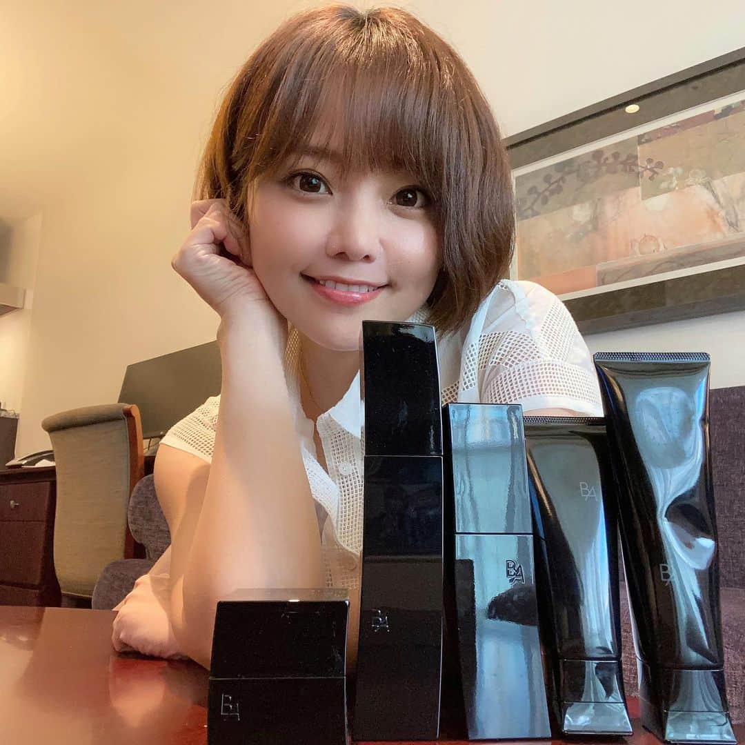 林村ゆかりのインスタグラム：「9月11日発売の新B.Aいただきました！﻿ B.A大好きだからとっても嬉しかったです♡﻿ ローション2度付けがお気に入り。﻿ ﻿ 「後天的に細胞に新たな力を獲得させ、細胞の可能性を広げる理論」だそうです。フル使いで肌が発光して見えてビックリ。スキンケアが楽しいです♪﻿ ﻿ ﻿ #ba #pola #dior #ディオール #dior #スキンケア#skincare#アラフォー#アラフォー美容#美容好き#美容#メイク#メイクアップ#エイジングケア」