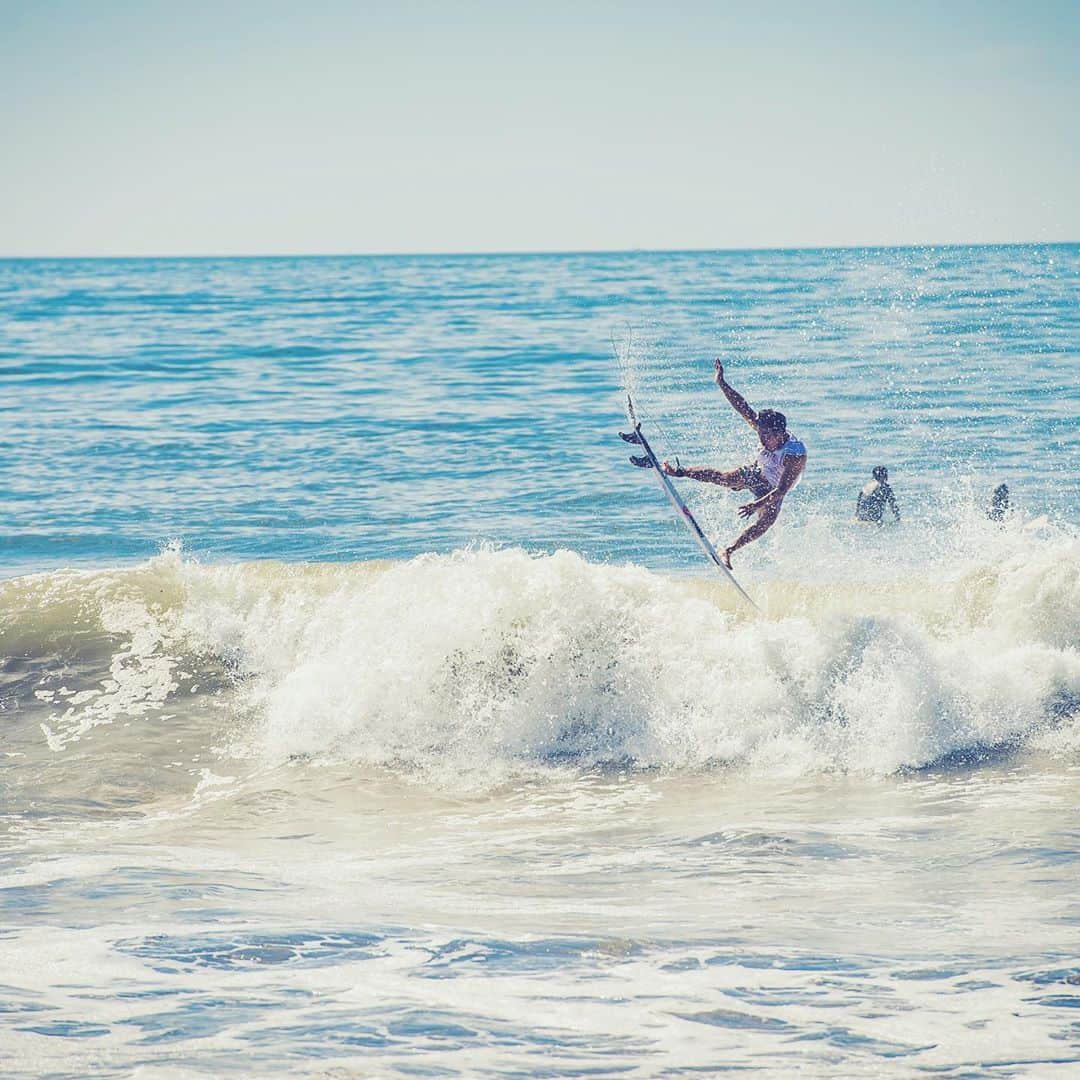 金尾玲生さんのインスタグラム写真 - (金尾玲生Instagram)「.﻿ ﻿ Surf surf surf!!﻿ ﻿ 📸by @gen__g2n ﻿ ﻿ ﻿ 毎日サーフィン出来て幸せやー。﻿ ﻿ もっともっと高く飛びたいなー。﻿ ﻿ ﻿ #surfing﻿ #air」9月4日 16時58分 - reokanao