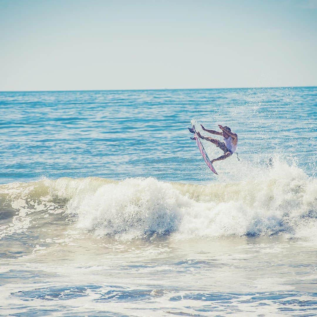 金尾玲生さんのインスタグラム写真 - (金尾玲生Instagram)「.﻿ ﻿ Surf surf surf!!﻿ ﻿ 📸by @gen__g2n ﻿ ﻿ ﻿ 毎日サーフィン出来て幸せやー。﻿ ﻿ もっともっと高く飛びたいなー。﻿ ﻿ ﻿ #surfing﻿ #air」9月4日 16時58分 - reokanao