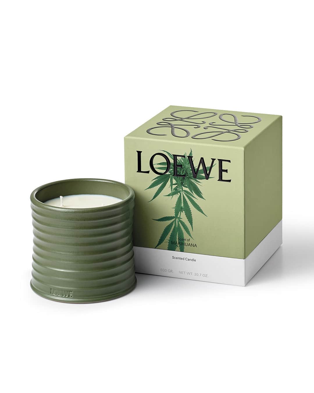 Loeweさんのインスタグラム写真 - (LoeweInstagram)「The LOEWE Home Scents collection comprises candles, wax candleholders, room sprays and room diffusers, expressing 11 plants essences: Honeysuckle, Beetroot, Juniper Berry, Tomato Leaves, Coriander, Liquorice, Scent of Marihuana, Luscious Pea, Oregano, Cypress Balls and Ivy.  Available at select LOEWE stores and on loewe.com  Photography @NachoAlegre  #LOEWE #LOEWEperfumes」9月4日 17時00分 - loewe