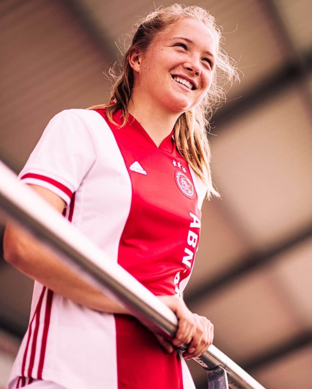 アヤックス・アムステルダムさんのインスタグラム写真 - (アヤックス・アムステルダムInstagram)「The new Ajax Women jersey! ⚪️🔴⚪️ Ready to #BeFire, #ForTheFuture. 🔥 @adidasfootball x @abnamronl」9月4日 17時00分 - afcajax