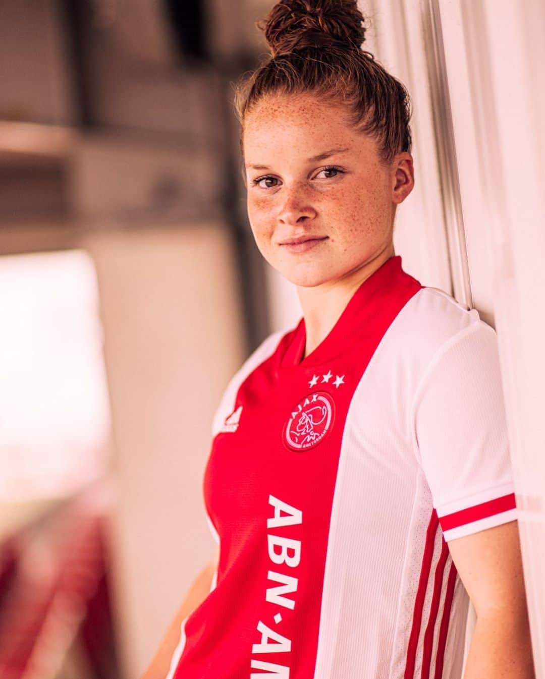 アヤックス・アムステルダムさんのインスタグラム写真 - (アヤックス・アムステルダムInstagram)「The new Ajax Women jersey! ⚪️🔴⚪️ Ready to #BeFire, #ForTheFuture. 🔥 @adidasfootball x @abnamronl」9月4日 17時00分 - afcajax