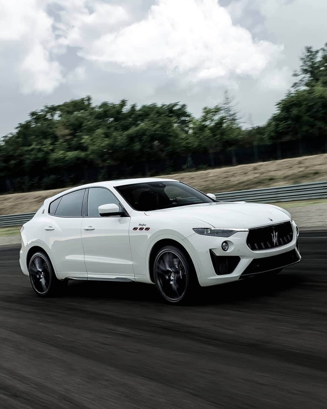 Maserati Japan | マセラティ ジャパンのインスタグラム：「アグレッシブでありながらラグジュアリーであることも忘れない。この相反するふたつの魅力が遺憾無く発揮された、レヴァンテ トロフェオのデザインは、明瞭かつ理路整然とした弁舌で、マセラティそのものが何たるかを語っています。   #Maserati #マセラティ  #MaseratiJapan #マセラティジャパン #LevanteTrofeo #レヴァンテ トロフェオ」