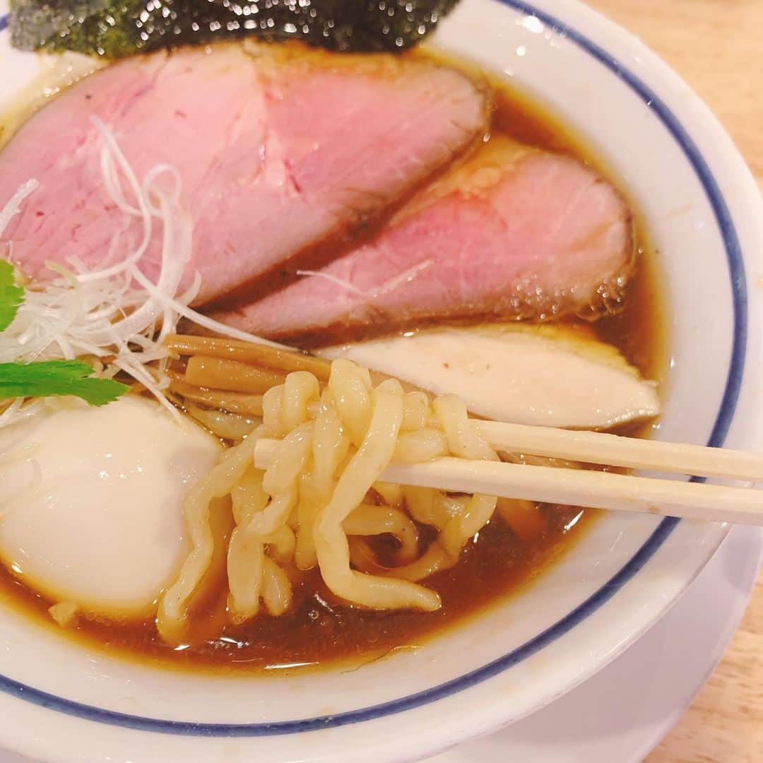 前野悠介さんのインスタグラム写真 - (前野悠介Instagram)「亀有　手打ち超多加水麺　ののくら ※ネタバレ注意！  家から１時間くらいかけて、リベンジ行ってきました！ こないだは、昼営業しかやってないのに夕方6時くらいに行ってしもて、駅前で両さんの写真だけ撮って新宿へと帰るという絶対に走馬灯に出てこない虚無の1日を過ごしたので、今回はちゃんとチェックして行ってきました。 11 時オープンで、暑いし並びそんな無いやろうとタカを括っていたが舐めてました 着いたのはオープン20分前の10:40位でだいたい20人待ち マンホールでアヒージョ出来る位暑い中並んでいたら、店から日傘の貸し出しがあったのでめちゃくちゃ助かった！ こんなに助かったのあんまり無い。 去年のめちゃくちゃ暑い日にラーメン屋並んでいたら店舗が日傘貸してくれた時くらい助かった。  だいたい30分くらい待っていたら、店舗の中の待ちイスに入れた。 そんで店舗の待ち椅子座ったら2分くらいで席に着けた 謎のペース配分  店内で麺を手打ちしており、ある程度出来ている麺を目の前で更にモミモミしていたので、僕は、わぁ、凄いなぁ。と思った！  そっからだいたい５分くらいでラーメンが来た！塩と醤油で迷ったが醤油を！  スープが、まず信じられへん位に美味い。信じられへんので、信じない事にした。 そして、麺がどのラーメン屋より美味い！ なんなんじゃ？？超多加水麺とは？？ めちゃくちゃ水を加えてる麺であってる？？とりあえず、ボイルエビなみにブリンブリン ！そんで、麺とスープとの相性がバツグンで、まるでなにかの様だった  激厚なローストビーフの様なチャーシューと、鳥チャーシュー両方とも美味い！これはもう、帽子と交換しても良いくらい美味い。 その、交換する帽子の値段にもよるけど、僕の帽子はそんなに高い帽子じゃ無いので全然交換していい。 高い帽子しか持っていない人はやめた方がいい  煮卵、ワンタンも全てトータル完璧に美味かった！ 無くなりそうなラーメンを「あぁ、無くならないでくれ」と思いながらすするという、バトル中のヒソカみたいな事をした。  みんながワゴン車を8台買うなら、僕は間違い無くワゴン車を一台だけにして、残ったお金でここのラーメンを一杯食べて、残りは貯金したりするね  #ワニ死ぬな」9月4日 17時02分 - maenoyuusuke