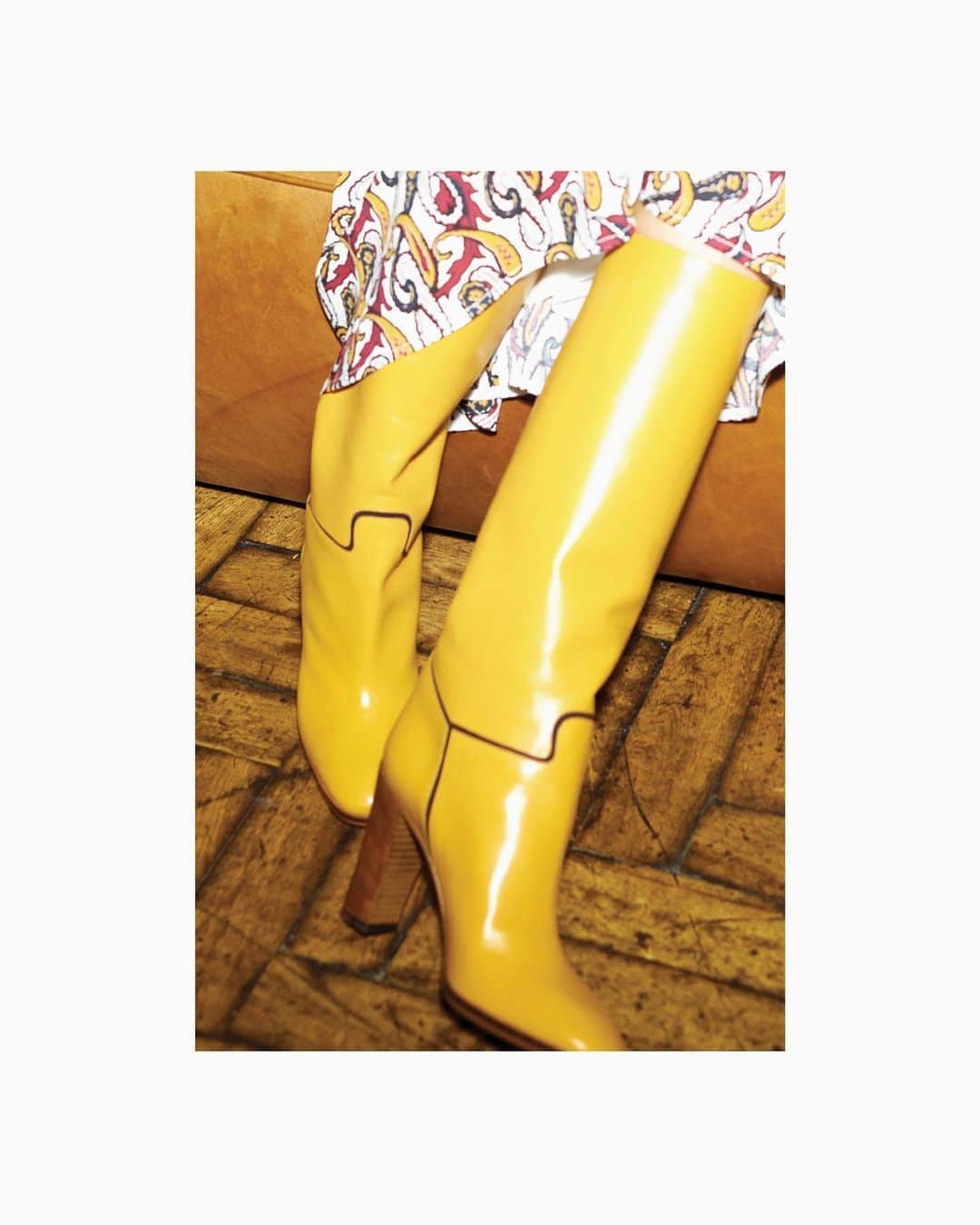 ヴィクトリアベッカムさんのインスタグラム写真 - (ヴィクトリアベッカムInstagram)「This season’s boot is the Valentina. Knee-high with a stacked heel, they pair perfectly with midi dresses and flared trousers #VBPAW20」9月4日 17時13分 - victoriabeckham