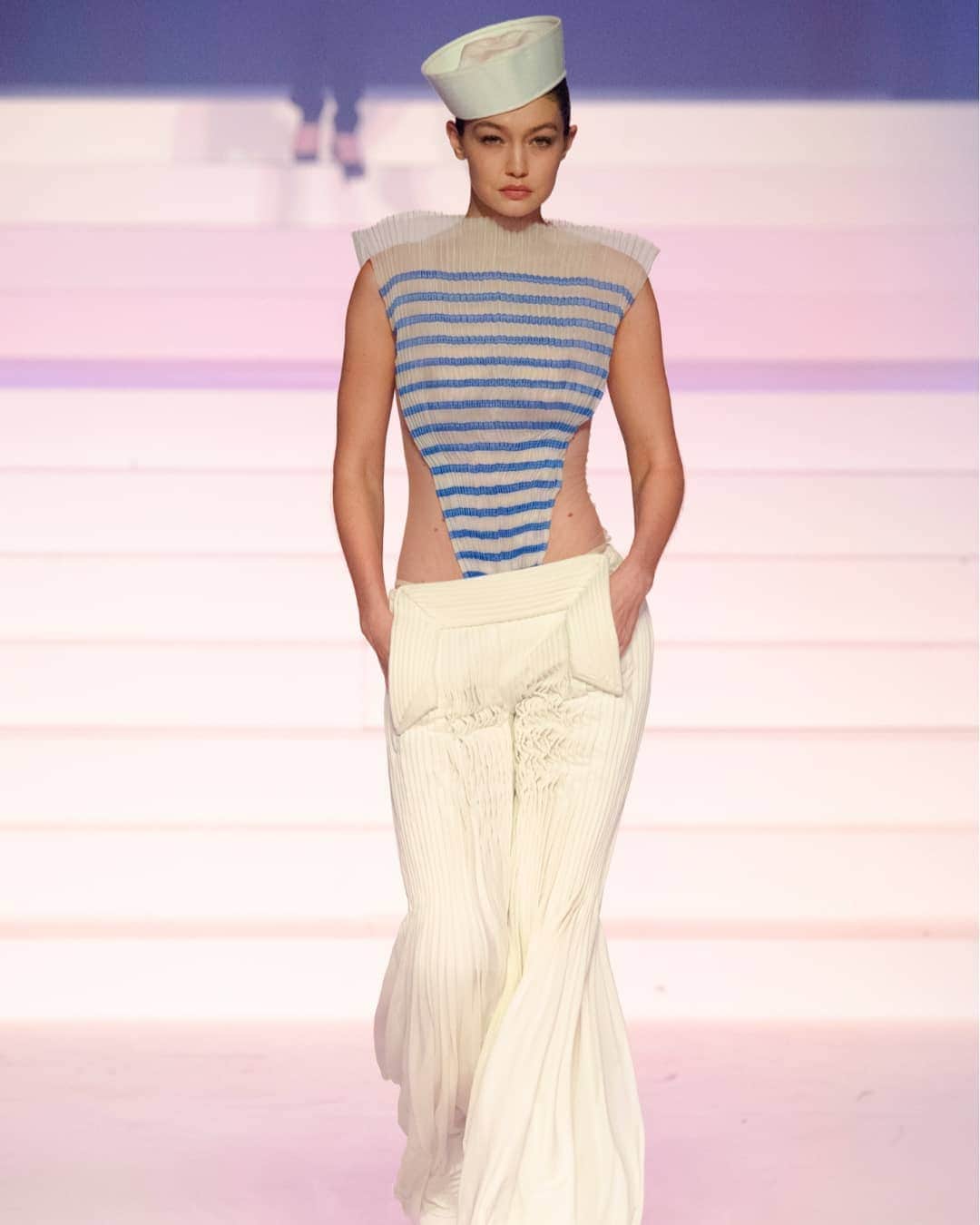 ジャンポール・ゴルチエさんのインスタグラム写真 - (ジャンポール・ゴルチエInstagram)「Completely in love with @kutycouture’s homemade fan-bustier inspired by Jean Paul Gaultier’s Spring-Summer 2020 Haute Couture look worn by @gigihadid.⁠ #GaultierParis #SS20 #JPGFANmily」9月4日 17時05分 - jeanpaulgaultier