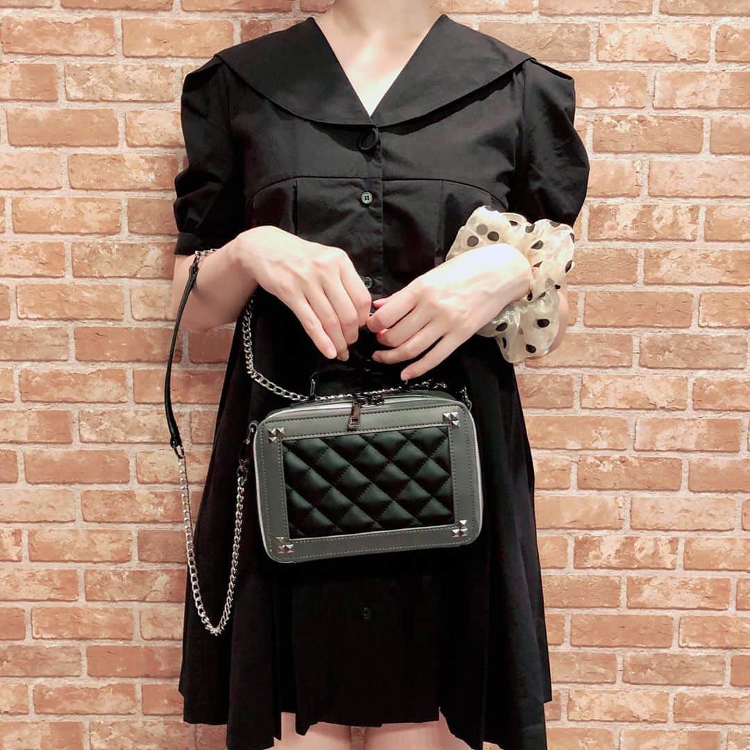SuperGroupiesのインスタグラム：「🖤👜🖤 ⠀ ⠀ #IdentityV 納棺師モデルの 小振りなサイズ感が可愛いバッグ👜 ⠀ フロントにキルティングステッチをデザインし、 カジュアル過ぎないアイテムに。 ⠀ 落ち着いたカラーリングは どんなコーディネートにも合わせやすく、 Dailyバッグとしてもおすすめです✨ ⠀ ⠀ ⠀ 🥳スパグルからのお知らせ🎙️ ⠀ 1つ前の投稿にて こちらの #第五人格 コラボバッグを プレゼントするキャンペーンを開催中！🐈 ⠀ 気になる方はCHECKしてみてください✅ ⠀」