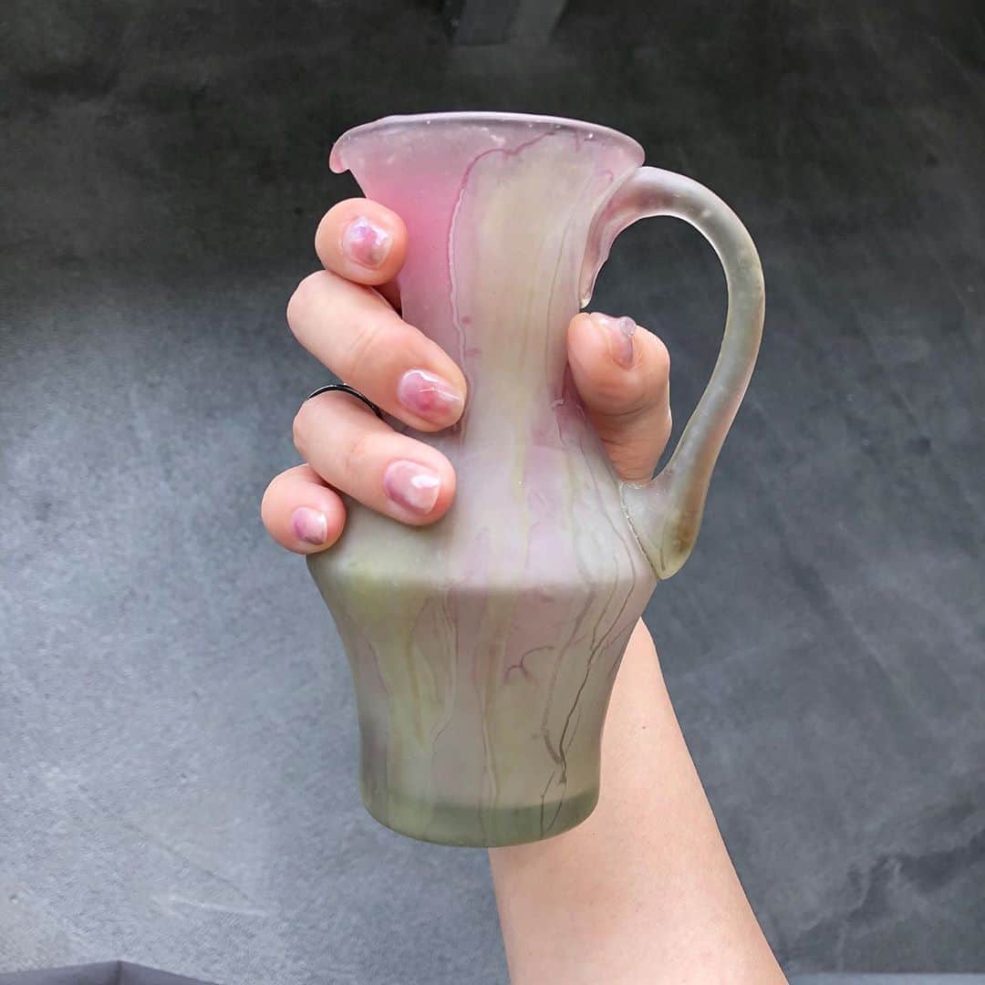 北岡りえのインスタグラム：「花瓶とおそろい💜 だいすきすぎて控えめにしてる 赤紫。またブームがきました。  つぎは　#マグネットネイル  も気になる〜🤔  #naildesign #nuancenail  #shortnails」