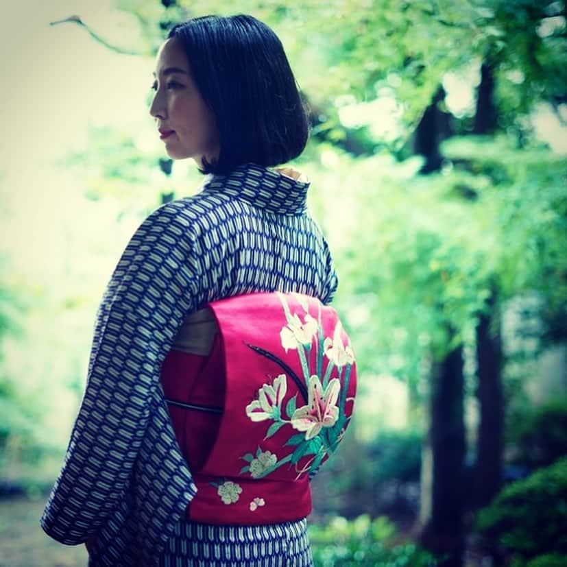山内マリコのインスタグラム：「『七緒』vol.63秋号にて、新連載「山内マリコのきものア・ラ・モード」がスタート！　着物を愛する方に、人生のこと、そして着物愛をたっぷりうかがいます。第1回ゲストは、ノンフィクション作家の石井妙子さん。『おそめ』や『原節子の真実』が大好き、『女帝 小池百合子』もむさぼり読んだわたしのたっての希望で実現しました！　矢絣の単衣は渋谷のアンティーク着物屋さんで買ったもの、ドピンクに百合の刺繍帯は祖母から譲ってもらったもの。写真はキッチンミノルさんです☆   @nanaohmag  #七緒」