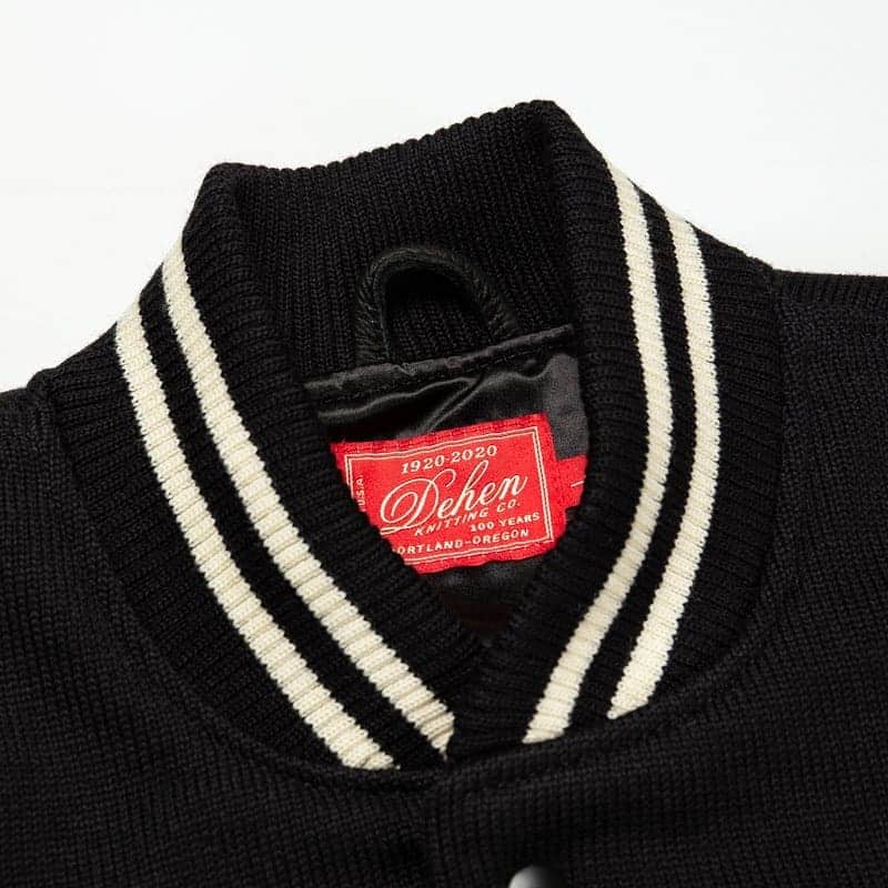 ウェスコさんのインスタグラム写真 - (ウェスコInstagram)「【WESCO×DEHEN Knit Club Jacket】 この度、《DEHEN》とコラボレーションした『Knit Club Jacket』を製作しました！  DEHEN社が1951年から作り続けているVarsity Jacketをベースに、エクストラヘビーウエイトのニットで製作した限定クラブジャケットです。  ややゆったりとしたシルエットに、1940年代のニッティングマシンを使って編み上げた100%ウールニットをボディ全体に使用しています。  良質なウール糸を４本！も束ねながらニットを構成しており、ビンテージの機械を使ってゆっくりと編み上げられたそれは、他社では作ることの出来ない肉厚で堅牢な質感を備えています。  保温性・耐久性・撥水性に大変優れたこのニットは、DEHENしか作ることの出来ないオンリーワンのディテール。  ジャケットの左胸上には《WESCO》のシニール（チェーン刺繍）、左ポケット内側にウエスコのビンテージロゴラベル、ネック部にはDEHEN社の創業100周年を記念した赤ラベルが備わります。  こちらの商品はWESCO JAPAN各店、オンラインショップ、または全国のウエスコ正規代理店でお買い求め頂けます。  #dehen #wesco #clubjacket #madeinUSA #oregon #portland #scappoose #wescojapan #wescoebisu #wescosetagaya #wescokanazawa」9月4日 17時08分 - wesco_japan