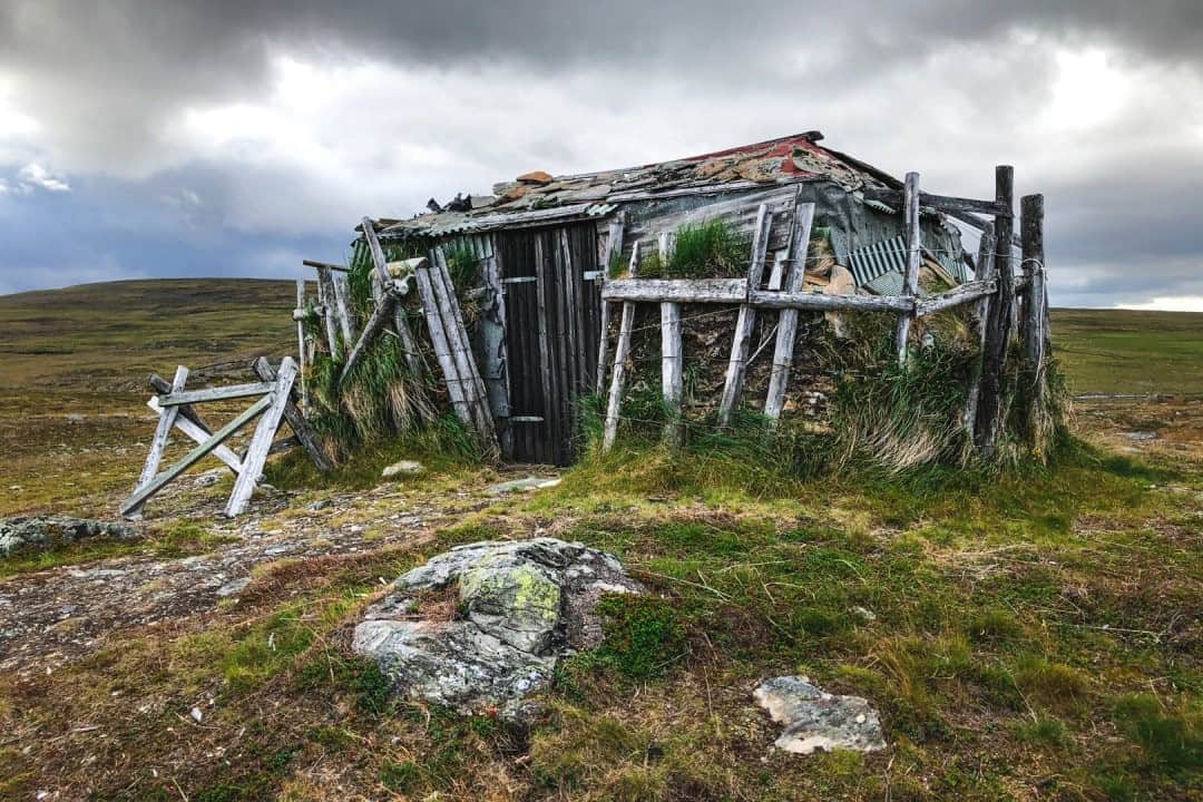 National Geographic Travelさんのインスタグラム写真 - (National Geographic TravelInstagram)「Photo by @MartinEdstrom  Hiking through the lonely mountain ranges of northern Sweden, you find signs of the nomadic life of the Sami absolutely everywhere. This hut has provided basic shelter for a family of reindeer keepers while herding their animals for a very long time. What used to be a mud hut is now enforced with a bit of metal here and there. If you trek here in 50 years, it's bound to be there still.  Follow @MartinEdstrom for more stories from the Nordics. #exploringhome #sami #padjelanta #nationalpark」9月4日 17時08分 - natgeotravel