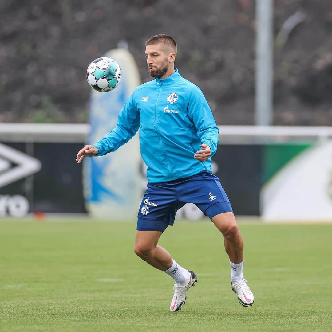 マティヤ・ナスタシッチのインスタグラム：「Harte Arbeit zahlt sich am Ende immer aus ⚒🔵⚪️ #baldGEhteswiederlos #GEmeinsam #S04」