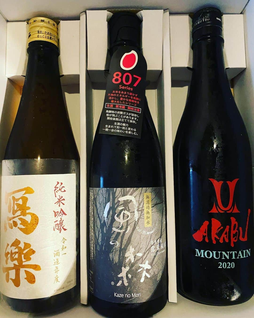 三谷晶子のインスタグラム：「そんなこんなで台風と台風の間で、調布の紗ら＋の友人から日本酒3本やってきて1本は『風の森』って名前だったから、「風、こんぐらいで……！こんぐらいで済ませて……！」って思いながら、明日の避難に支障がない程度に飲んでいこうと思います。  #加計呂麻島　 #台風10号　 #haishen  #typhoon  #荒ぶる海神さま #しずまりなすって海神さま」