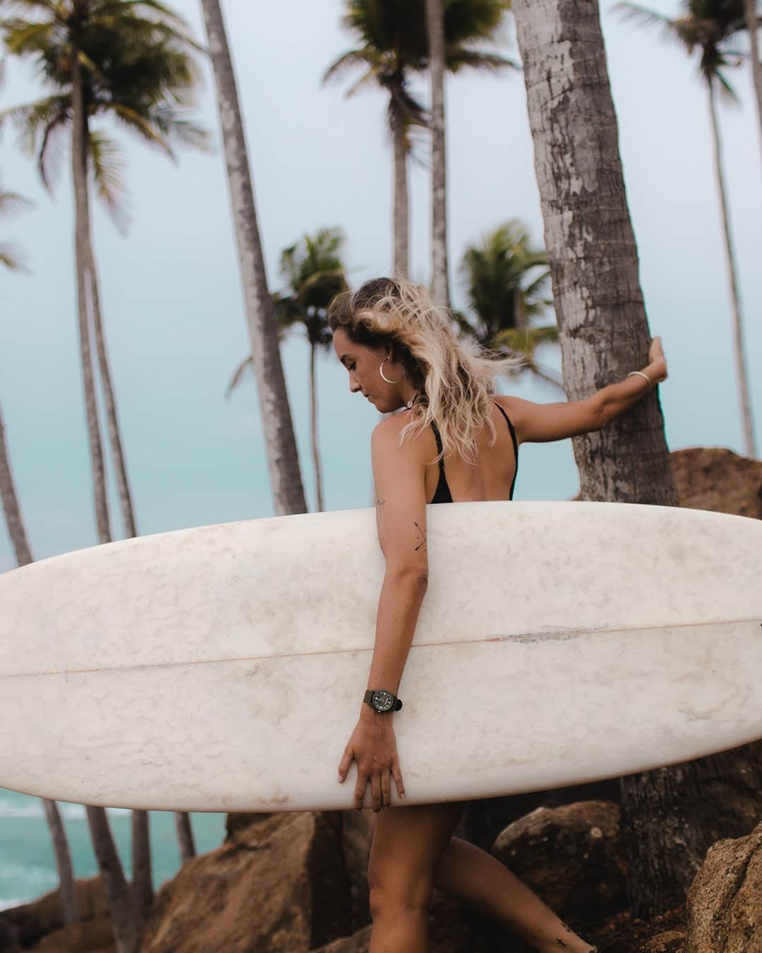 TRIWAさんのインスタグラム写真 - (TRIWAInstagram)「The ocean is that way! 👈Show your love and responsibility for the ocean. Proudly wear your #timeforoceans watch as a token on your wrist. A story for your wrist. 📸by @veranording ⠀⠀⠀⠀⠀⠀⠀⠀⠀ ⠀⠀⠀⠀⠀⠀⠀⠀⠀ #ocean #oceans #surf #story #recycled #fashion #accessory #ethicalfashion #recycledplastic #recycling #watch #watches #watchesofinstagram #consciousfashion #plasticfreeoceans #cleanoceans」9月4日 17時15分 - triwa