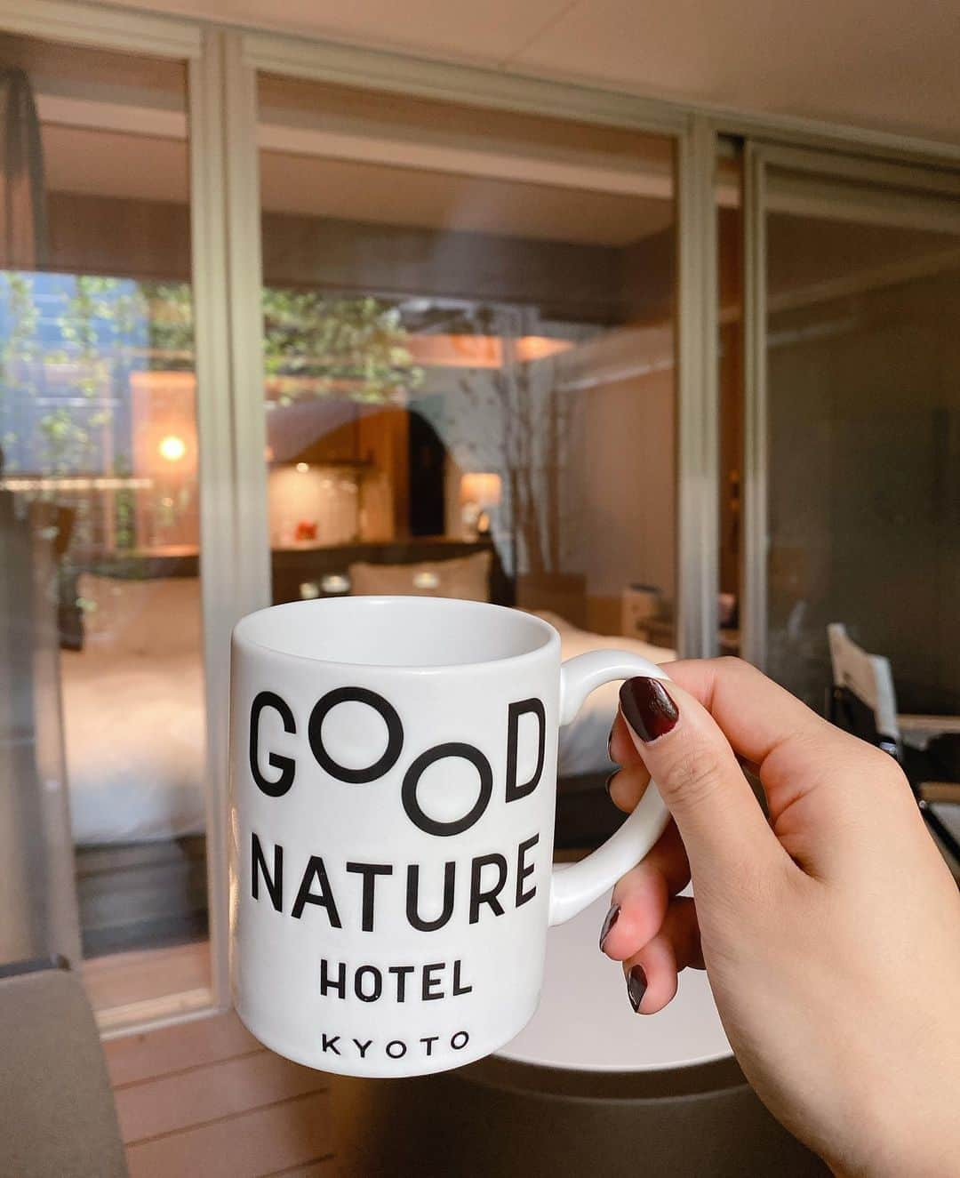 鬼辻麻衣さんのインスタグラム写真 - (鬼辻麻衣Instagram)「先日の京都ステイは、 @goodnaturehotel にて🌿 ・ お部屋のテラスにグランピングセットがあって、ホテルでグランピング気分が味わえました☕️ 夜ご飯は、４階の @hyssop_kyoto のテラスで、nature beer terraceのコースを🌿雰囲気が良くて、お料理も美味しかったですよ🤤(宿泊していなくてもレストランは利用できます✨) 朝食は、１階の @erutan_kyoto でビュッフェでした🍚おしゃれだし、味も美味しいし、朝食ビュッフェだけでも食べに行きたいくらい🤣💛 ・ ホテルの方達がとにかく親切で、すごく楽しいお泊まりになりました✨💛 みつきに癒され、翼ともいっぱい話せて充実した2日だった😚 またお泊まりしようね🥺」9月4日 17時15分 - kitsumai