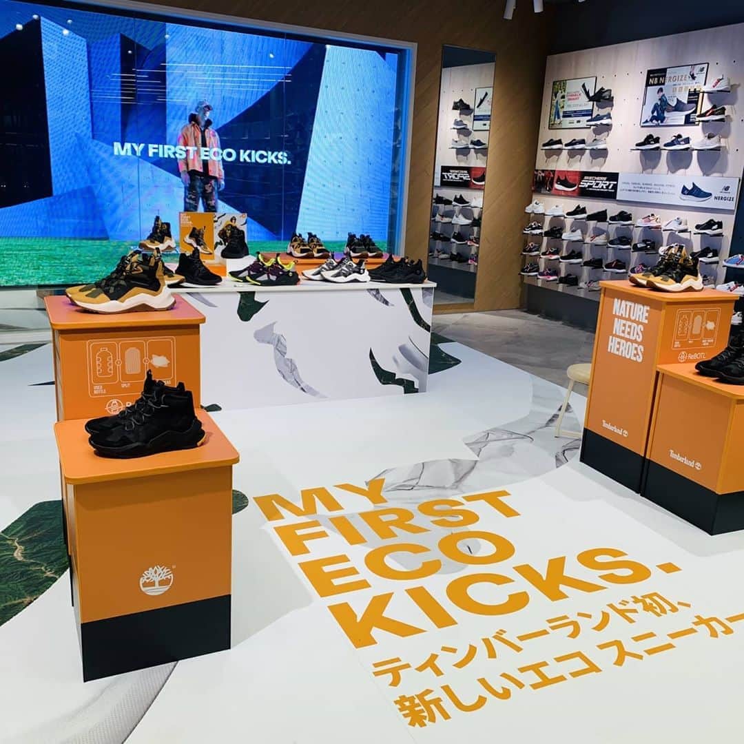 のインスタグラム：「. <TIMBERLAND FW2020 POP UP>  ABC-MART GRAND STAGE GINZA で開催中の<TIMBERLAND FW2020 POP UP> では、今秋新登場のブランド初のエコスニーカー「マドバリー」がフルラインアップ。 ペットボトルをリサイクルしたファブリック素材や環境配慮型レザー等を全アイテムに採用したエココンシャスなスニーカーで、ブランドの象徴でもある「イエローブーツ」を彷彿とさせるカラーリングやフォルムも特徴のひとつ。 軽い履き心地は実際に試して実感して下さい。  #TIMBERLAND#ティンバーランド#MyFirstEcoKicks#Madbury#マドバリー」