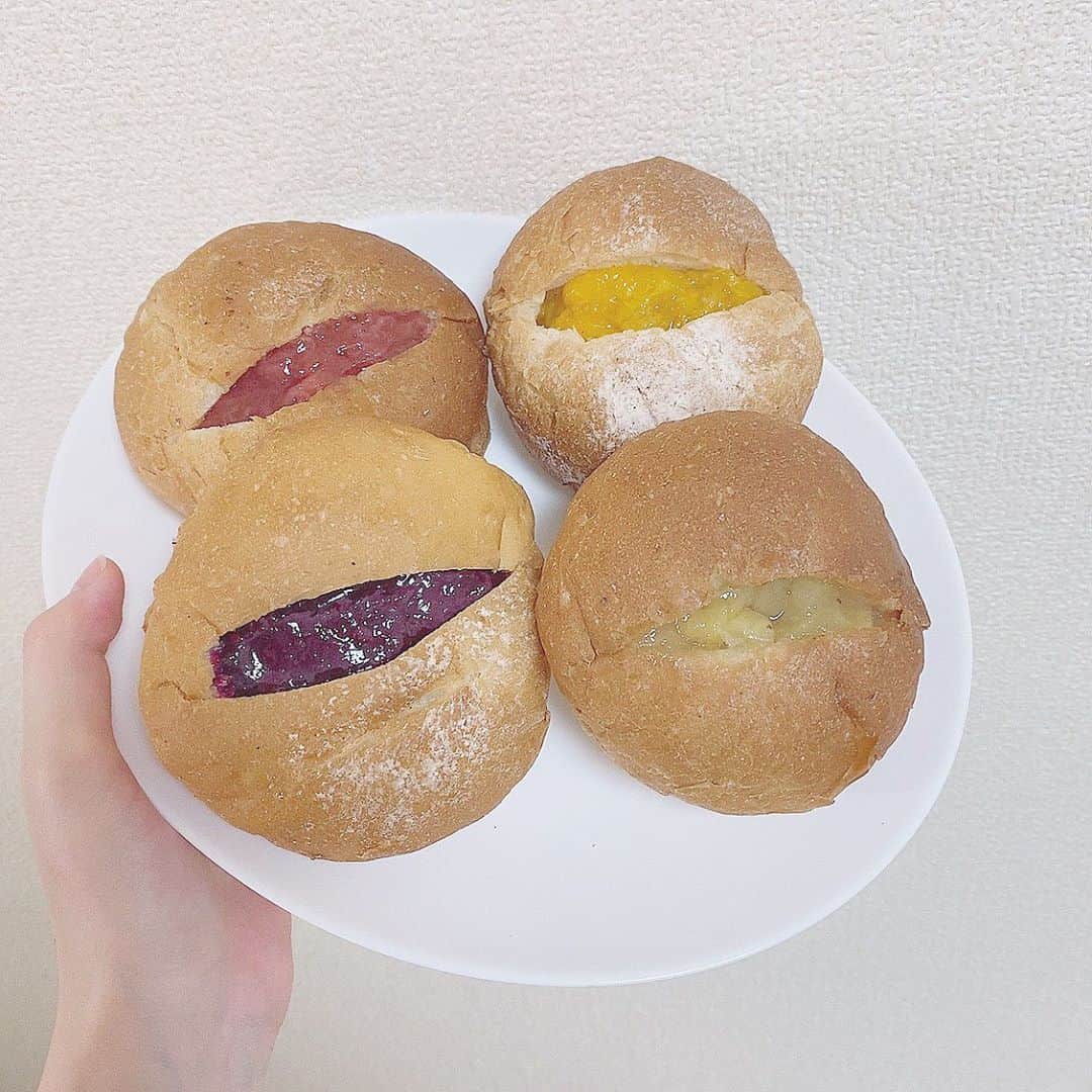 千葉恵里さんのインスタグラム写真 - (千葉恵里Instagram)「🌙🌷﻿ ﻿ ﻿ ﻿ ﻿ 月と花さんのパン〜﻿ ﻿ ﻿ どれも美味しくて好きだけど﻿ 右下の｢パインとライチ｣が大好き〜♡♡﻿ ﻿ ﻿ ﻿ 甘酸っぱくて美味しかった😋﻿ ﻿ ﻿ ﻿ ここのパンが1番好き〜🧎🏼‍♀️🧎🏼‍♀️﻿ ﻿ ﻿ ﻿ ﻿ ♪♪」9月4日 17時18分 - eriierii_1027