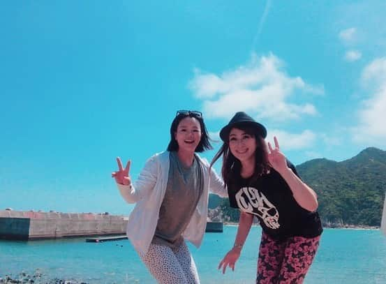 川原由維さんのインスタグラム写真 - (川原由維Instagram)「夏の思い出💕  ゴルフしてると、中々夏らしい事は出来ないけど🤣  海はもっぱらゴルフ場から見る物👀と思っていた私…  それでも、一回くらいは夏らしい事したいなぁなんて贅沢な事を考えていた今日この頃…  まさかまさかの想定外、予想外のありがたいチャンスに恵まれ〜‼️  まさかまさかのBBQに、ゴルフ場以外からの海が見れて❤️ 少しのあっという間の時間だったけど、幸せこの上ないひと時を過ごせました😊  実はの裏話を話すと… 福岡の有名な「一蘭の森」に急遽のお誘いで、トレーニングからのバタバタ電車🚃で近くの駅に向かい、合流して目的地に向かいましたらな、なんとコロナの影響でずっと休業中と言うえ？え？な事に😅 みんな携帯で簡単に調べられるはずなのに誰も疑わず向かうのも珍プレー🤣 まぁそんな珍プレーがあっての🤭BBQに行けたのでそれはそれでlucky❣️ なんでも、ものは考えようだしタイミングって面白いの幸せ時間でした😂  ここだけの話、私としてはお店が休業中に感謝😂  夏の良い思い出出来ました♫  トレーニングウェアだから、映えはしないけどそれはそれでご愛嬌😂 魚介のBBQとーっても美味しかったぁ🐟  #ハプニング #それはそれで楽しい #物事 #考えよう #楽しかった #夏の思い出 #福岡に来て #初めての事 #今更ながら #たくさん出来て #楽しい #写真の私 #実に楽しそう」9月4日 17時18分 - yui5520