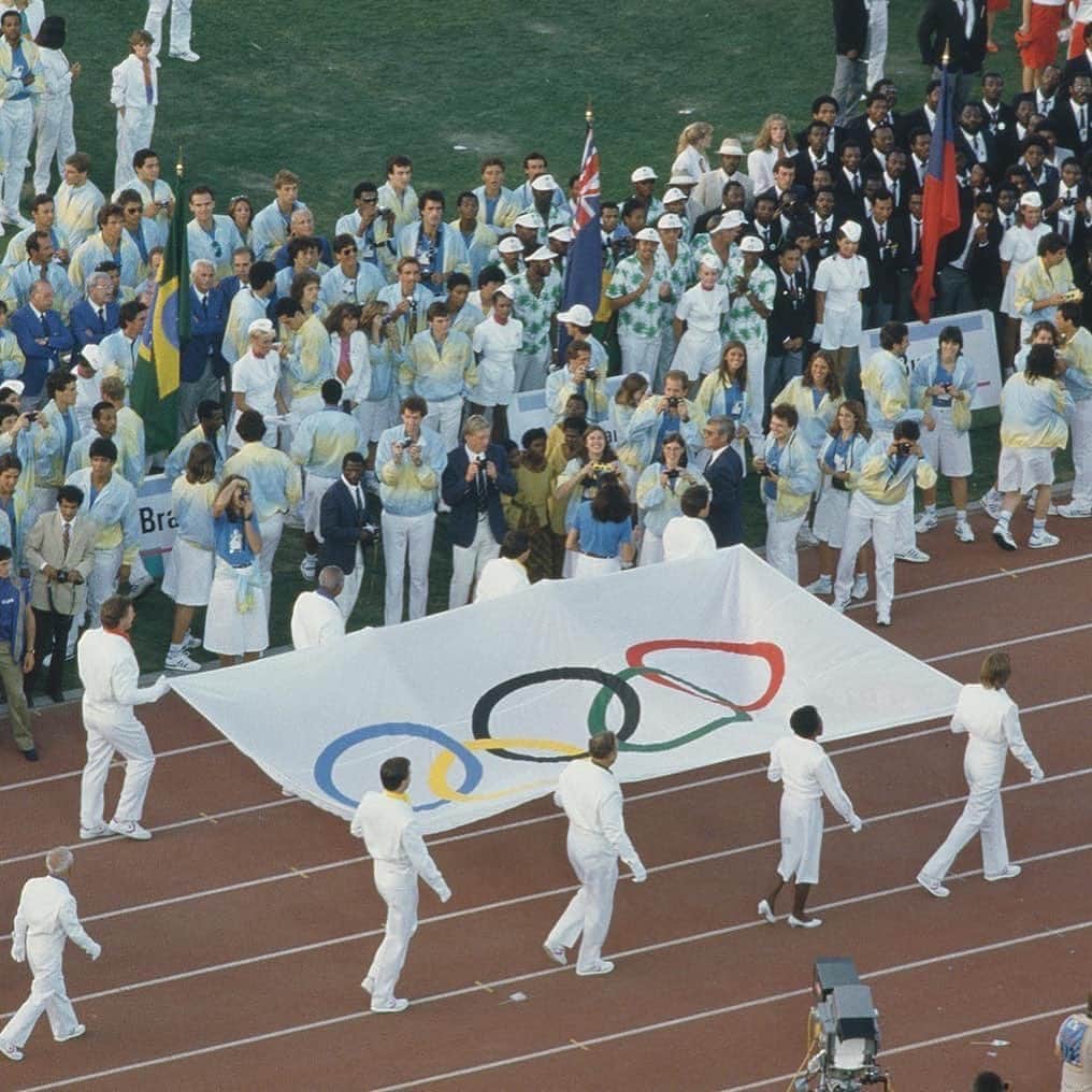 olympiadaさんのインスタグラム写真 - (olympiadaInstagram)「Олимпийские игры в Лос-Анджелесе пройдут в 2028 году, но уже сегодня мы можем оглянуться и вспомнить церемонию открытия Игр-1984, которые также проходили в этом потрясающем городе. ⠀ Это был праздник сотворчества, в котором принимали участие спортивные звёзды и даже человек-ракета 🚀🔥 ⠀ #StrongerTogether #LA2028」9月4日 17時20分 - olympia_da
