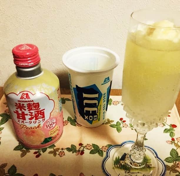 のインスタグラム：「【おすすめ！#アイスボックスレシピ】 今日も一日お疲れ様です！ アイスボックスレシピでおいしくクールダウンしませんか？  「よしみこさん」が考案してくれた 『アイスボックスカクテル』  スパークリング甘酒にアイスBOX、バニラアイスを添えてみました。 お酒が苦手でも、気分だけシャンパンやカクテル風に☺️。アイスを添えることでデザートとしても。 桃の甘さとグレープフルーツの爽やかさで、とても飲みやすく美味しかったです。   #アイスボックス #ICEBOX #スパークリング甘酒 #バニラアイス」