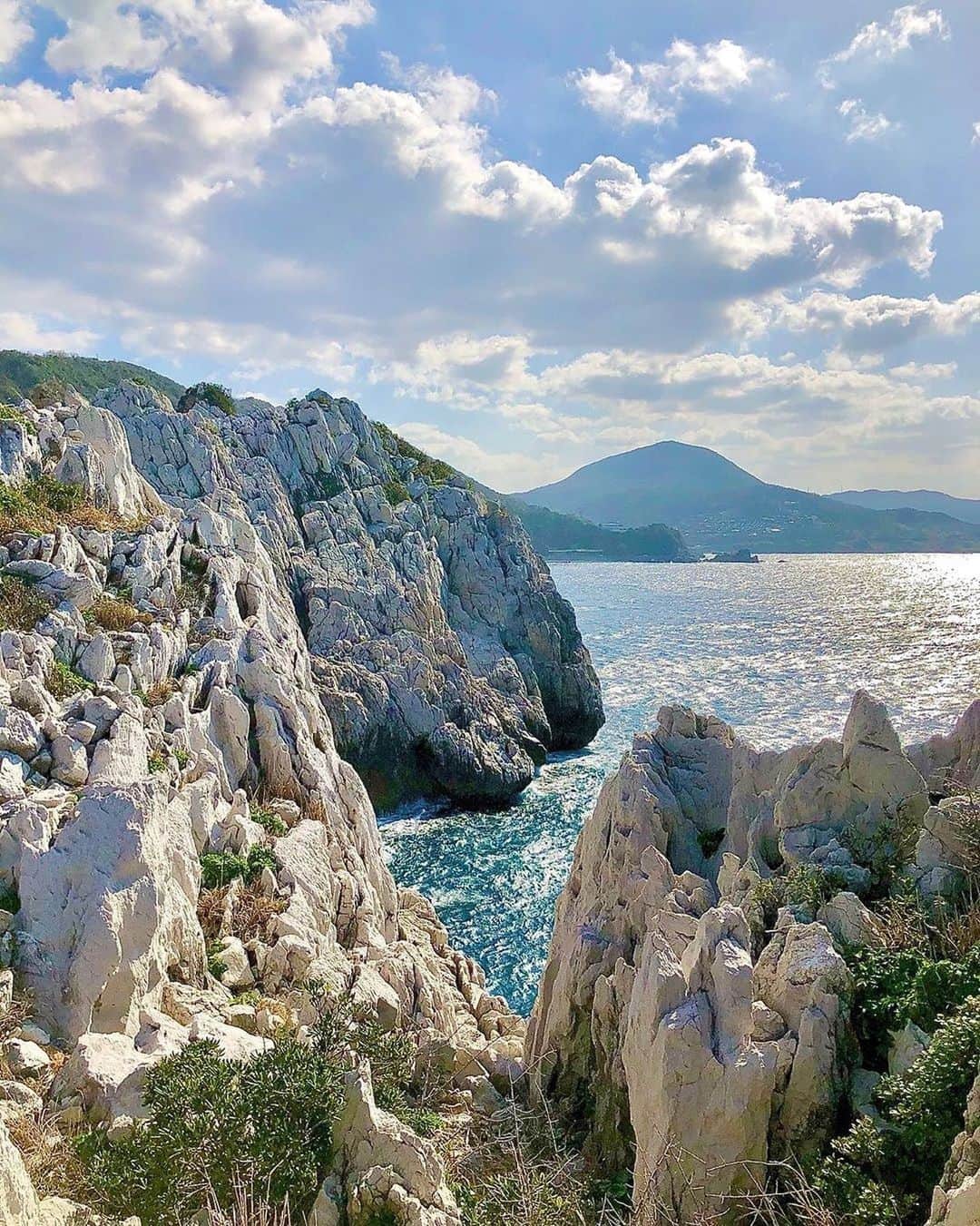 ピーチ・アビエーションのインスタグラム：「青い海に映える、異国を思わせるこちらの絶景✨日本のエーゲ海とも呼ばれる #白崎海洋公園 のお写真です👀 . 岬全体の白い石灰岩は、2億5千万年以上前にできたと言われており、なんと「万葉集」にもこの景色が詠まれています😳 . 写真が無い時代の人々が、言葉で伝えたくなるのも納得の美しさです。 . . . . . . . . . . . . . . . . . . . . . . . . . . . . . . . . . . . . ▶Photo by @natsumofu OOKINI!! ▶Place： #和歌山県 #由良町 . . . . . . . . . . . . . . . . . . . . . . . . . . . . . . . . . . . . Peachでは各就航地で撮影された皆さまのお写真をInstagramでご紹介させていただいています。 #fly_peach をつけて投稿してください✨ . #和歌山 #和歌山観光 #和歌山旅行 #関西旅行 #絶景スポット #日本の景色 #日本の絶景 #美しい風景 #美しい景色 #夏の風景 #キャンプ場 #海が好き #wakayama #insta_wakayama #wakayamagram #visitwakayama #look_japan #japan_art_photography #bestphoto_japan」