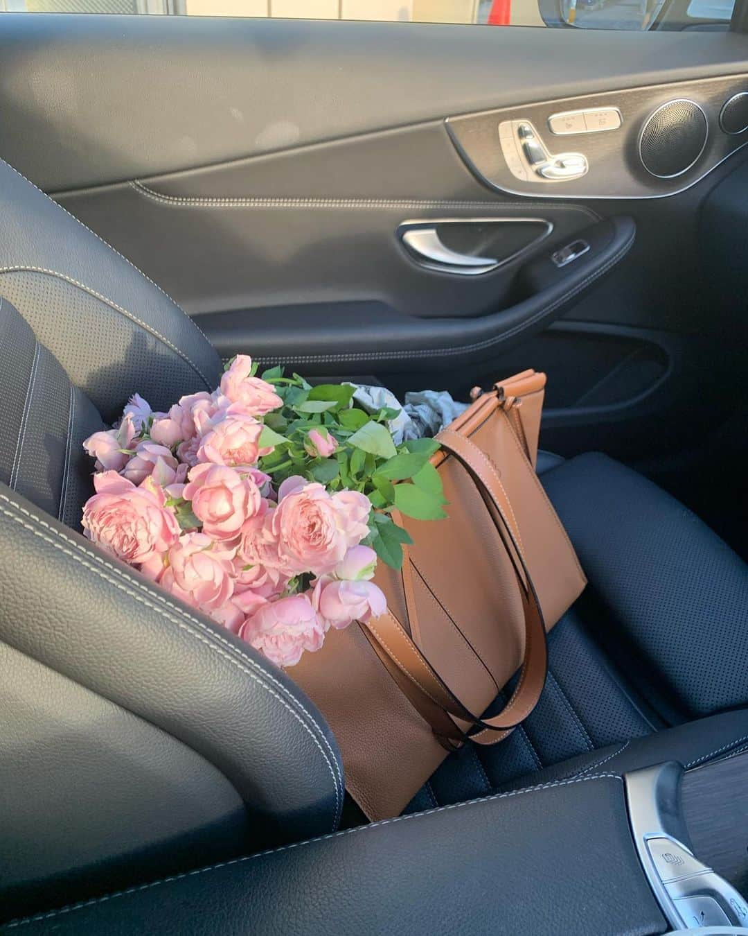 マギーさんのインスタグラム写真 - (マギーInstagram)「My Loewe & blooming roses🕊💗」9月4日 17時24分 - maggymoon