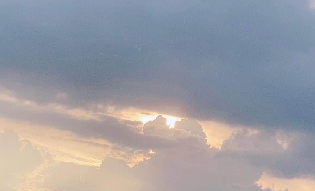 小野晴香さんのインスタグラム写真 - (小野晴香Instagram)「雲の上と下で景色は違うよね 雲の上を見るか下を見るか  人生もそう、 どこを見るか なにを見るか  て誰かが言ってた。  たしかにね 👼 自分で選べるのよ 自分で選ぶの 。」9月4日 17時36分 - haaa_ho