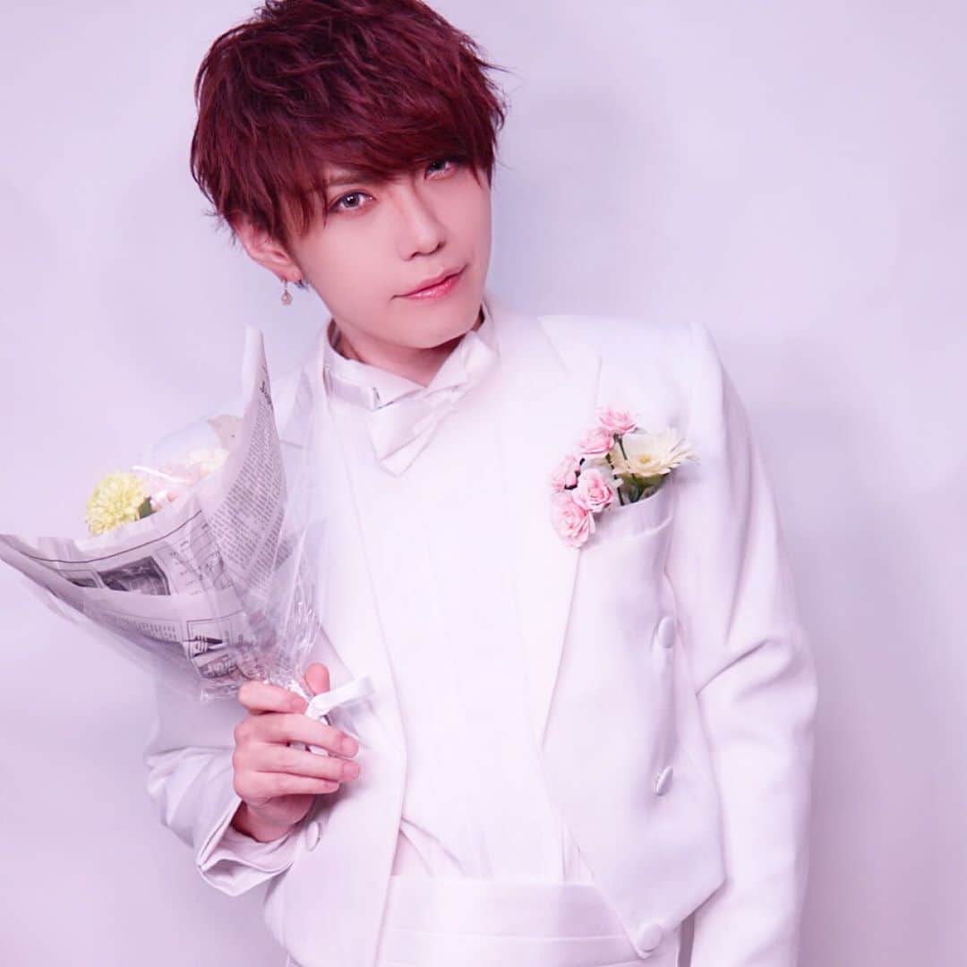 のインスタグラム：「【9月1週目宿題チェキ衣装公開】  結婚しよう。  There is a picture taken two weeks ago. I wore a white suit. So I look like groom. Would you like to marry me?  ▪️販売期間9/5 19:00〜9/8 23:59  ↓お買い求めはコチラ↓  https://citycity.theshop.jp/  #ユナイト #結 #チェキ #衣装 #スーツ #スーツコーデ」