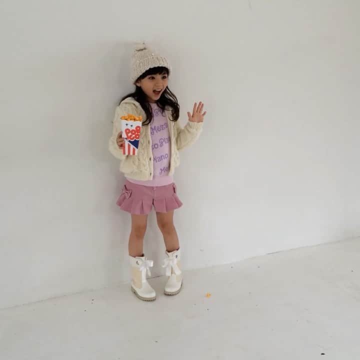 ニコ☆プチのインスタグラム：「🎥🎥🎥 スマホをさかのぼっていたら… ちっちゃい時のプチモの動画み〜っけ💗 ポップコーンがこぼれているところを表現するのだけど…恐る恐るだったため、1回目は失敗🤣かわいすぎかて🍿 さぁ、このプチモはだーれだ🧐！  #ニコプチ #プチモ」